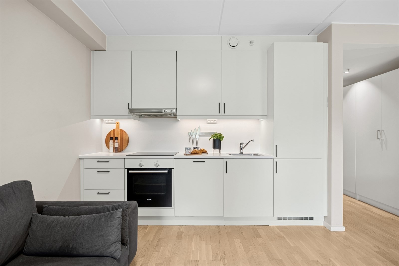 Kjøkkenet ligger i en åpen løsning mot stuen, noe som gjør det enkelt å holde samtalen gående mens man lager mat! Galleribilde