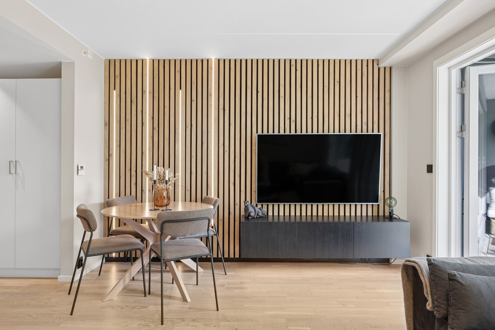 På den ene veggen er det moderne spiler med integrert belysning som gir en god atmosfære når mørket faller på. Galleribilde