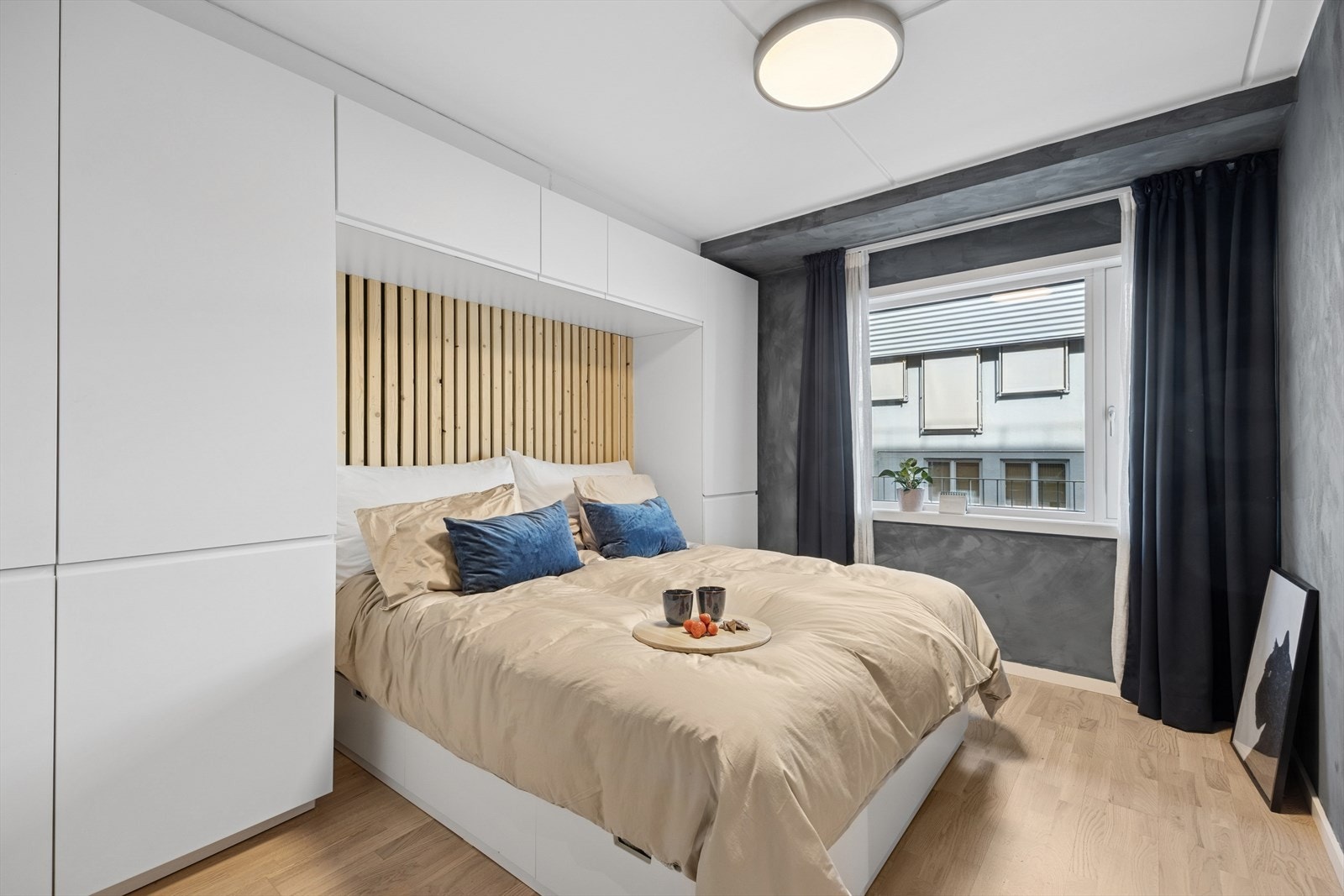 Soverommet har rikelig med oppbevaringsplass og skaper et ryddig inntrykk. Galleribilde