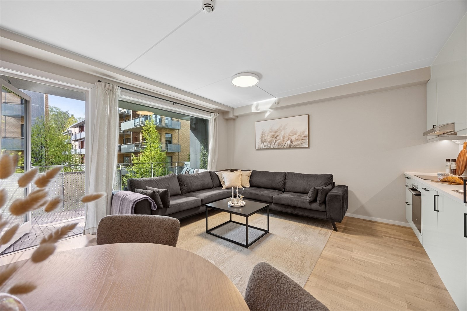 De store vindusflatene slipper inn godt med naturlig lys i rommet og gir en god atmosfære. Galleribilde