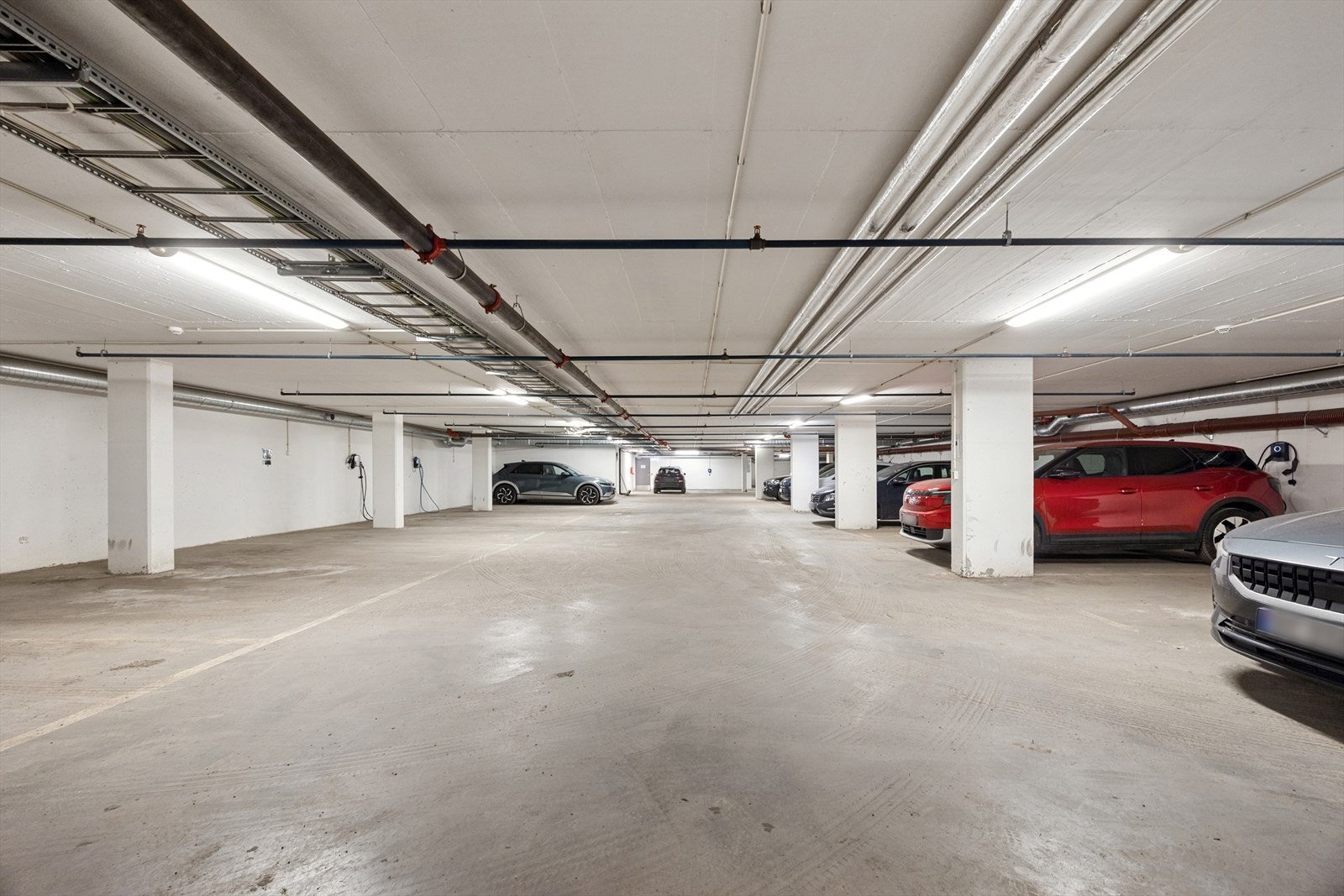 Leie av garasjeplass med lader kan overtas av kjøper. Det er mulighet for å søke om leie av biloppstillingsplass i garasjeanlegget. Galleribilde