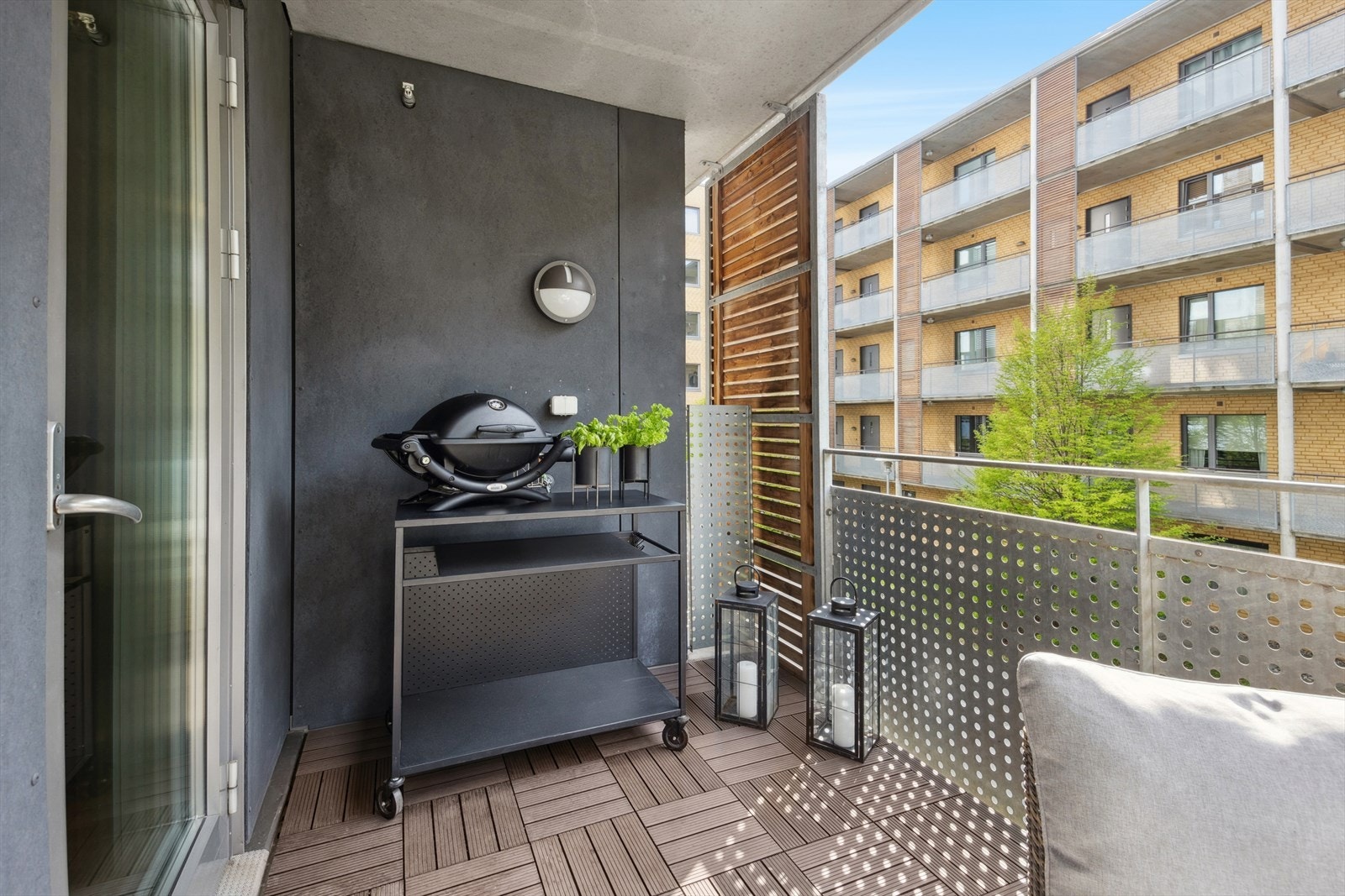 Det er god plass til gassgrill og annet du måtte ønske. Galleribilde