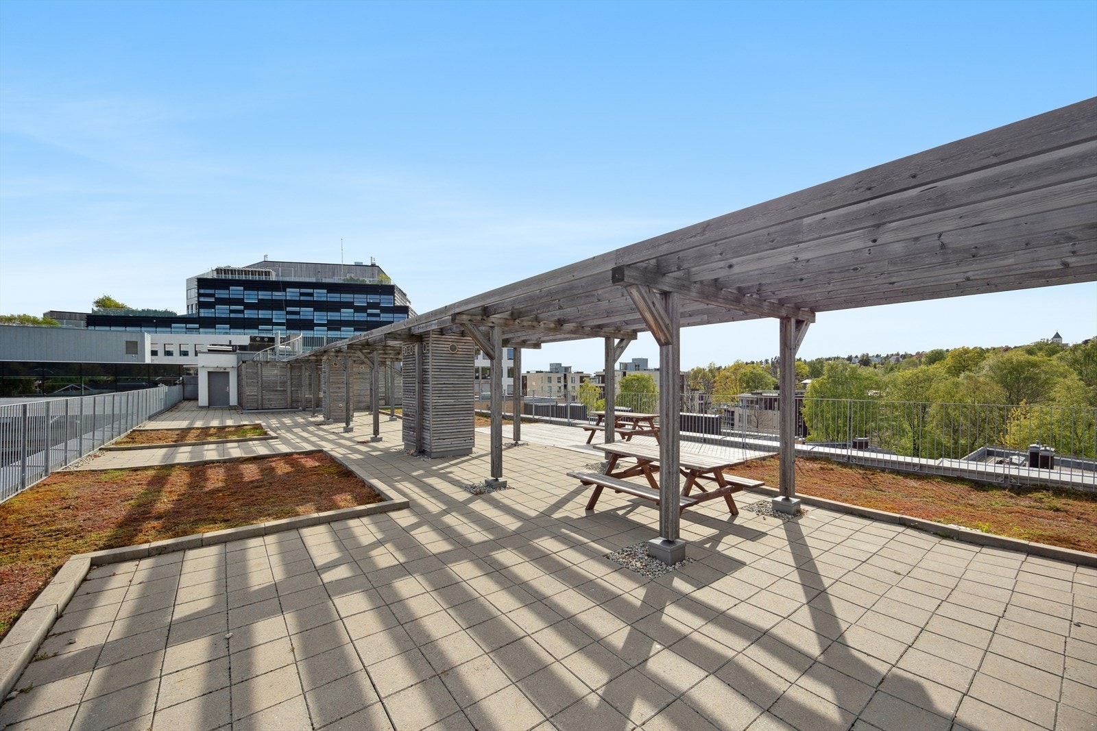 Takterrassen er inndelt i flere soner med sittegrupper. Galleribilde