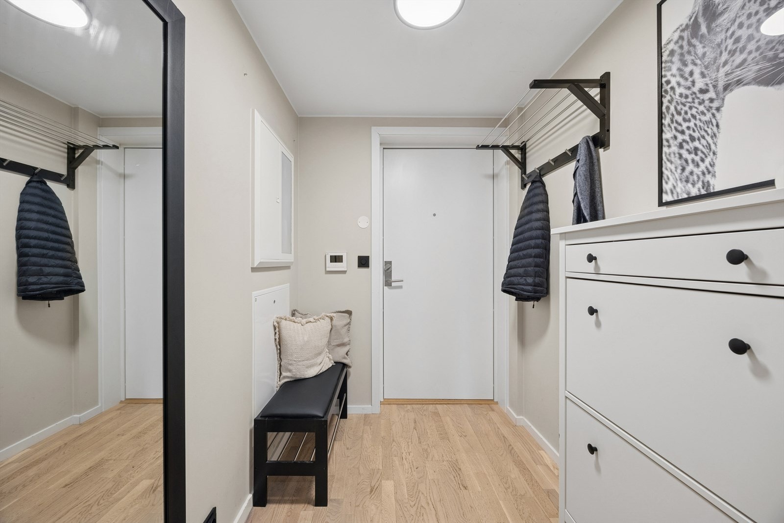 Velkommen hjem! Her blir du møtt av en romslig entré/gang med parkett og lysmalte, glatte vegger, noe som er gjennomgående i hele leiligheten. Galleribilde