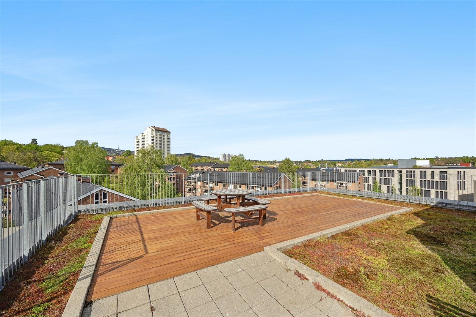 Stor og solrik felles takterrasse som beboerne kan benytte seg av. Galleribilde