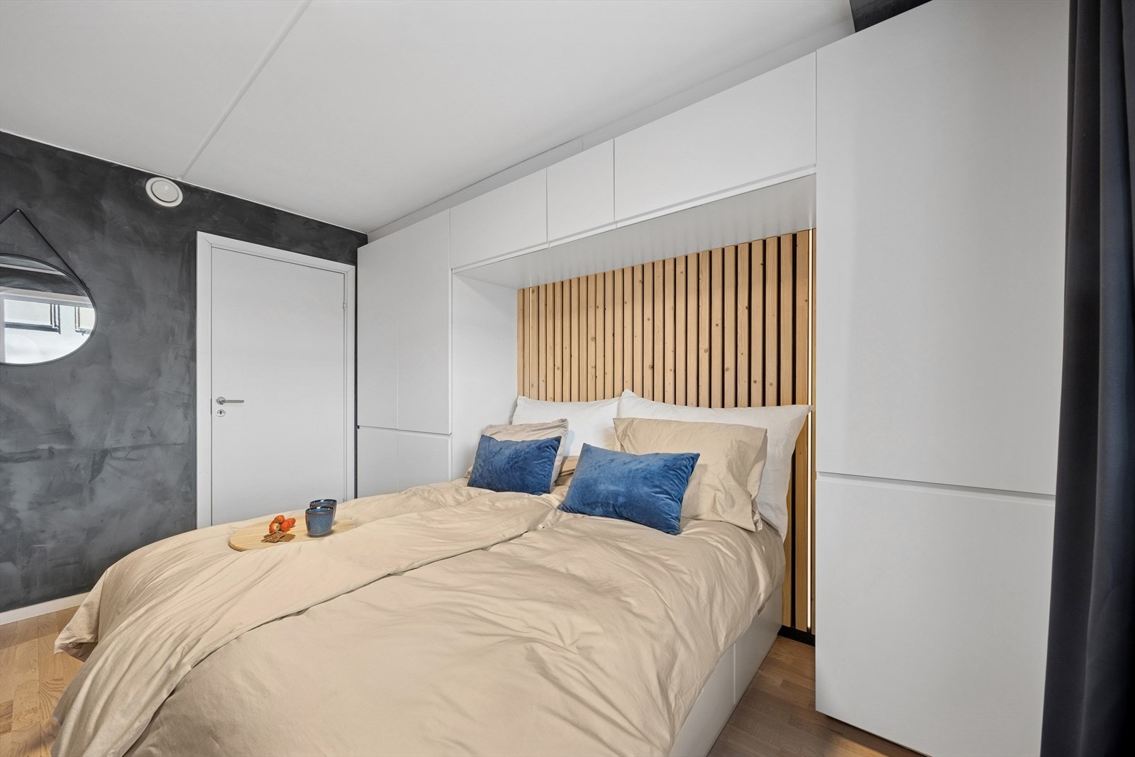 Leiligheten har et romslig og lyst soverom, med god plass til seng og tilhørende møblement. Galleribilde