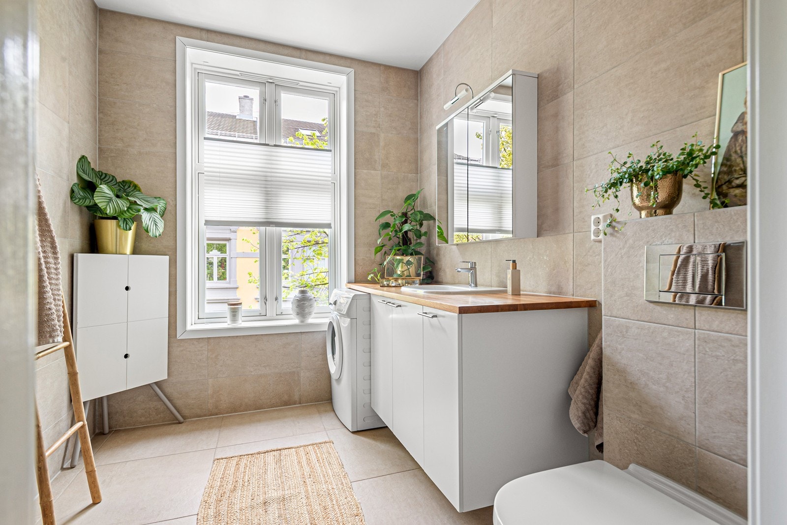 Delikat flislagt bad med opplegg for vaskemaskin - totalrehabilitert i 2015 i regi av tidligere eier Galleribilde