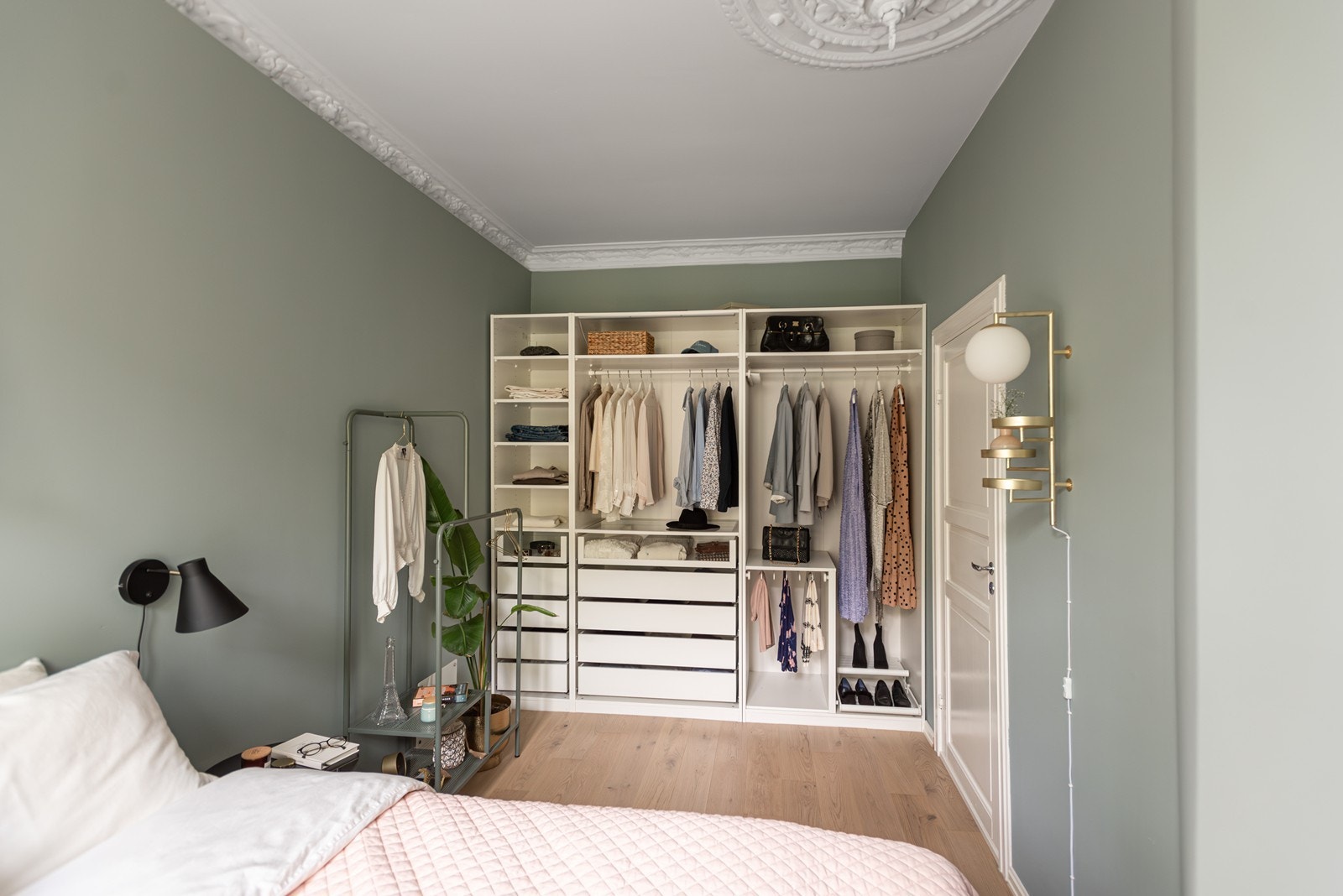 Soverommet er innredet med stor garderobe for optimal oppbevaring Galleribilde