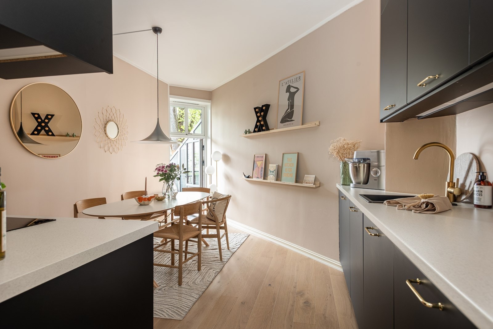 Stilfullt kjøkken fra 2021. Her er det plass til stort og sosialt spisebord Galleribilde