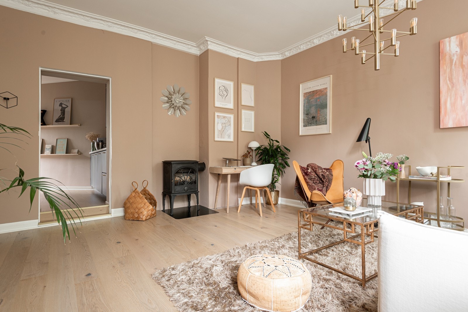 Flott vedovn som både varmer og skaper en lun, hyggelig atmosfære. Pipeløpet ble rehabilitert i 2015. Ny enstavs parkett fra 2021 Galleribilde