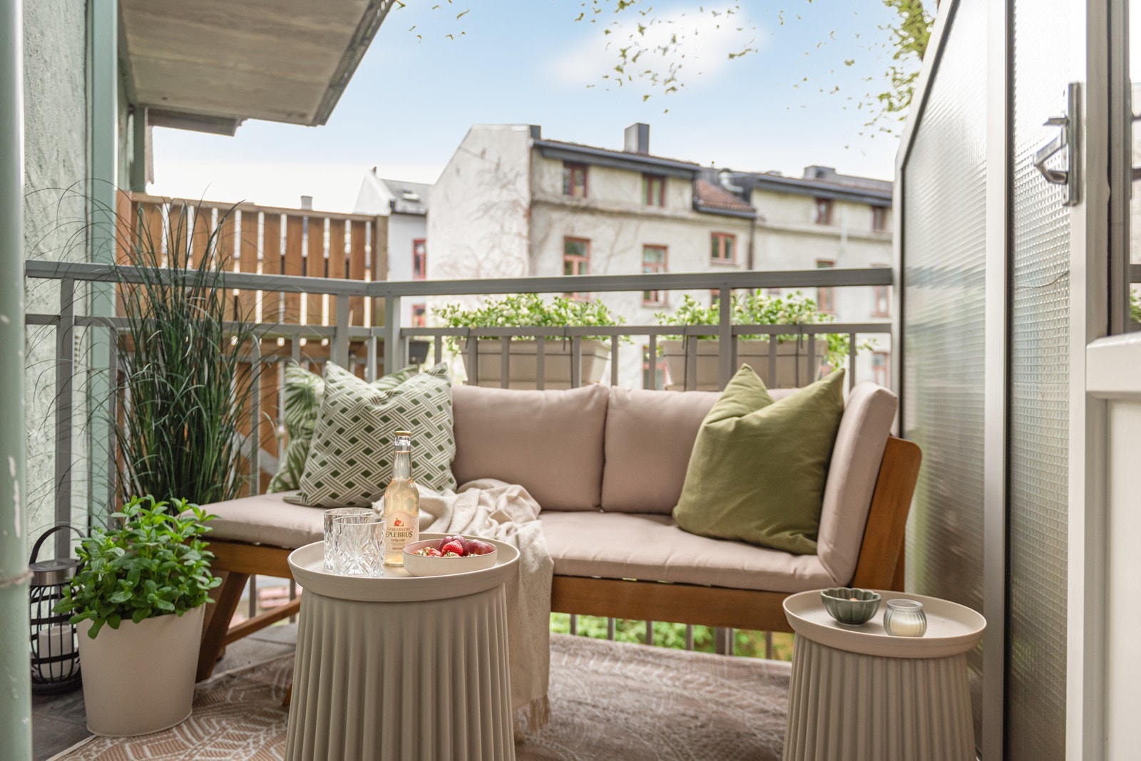 Strøken og klassisk 3-roms med solrik balkong inn mot bakgård. Kjøkken fra 2021. Vv inkludert. Ingen dok.avgift Galleribilde