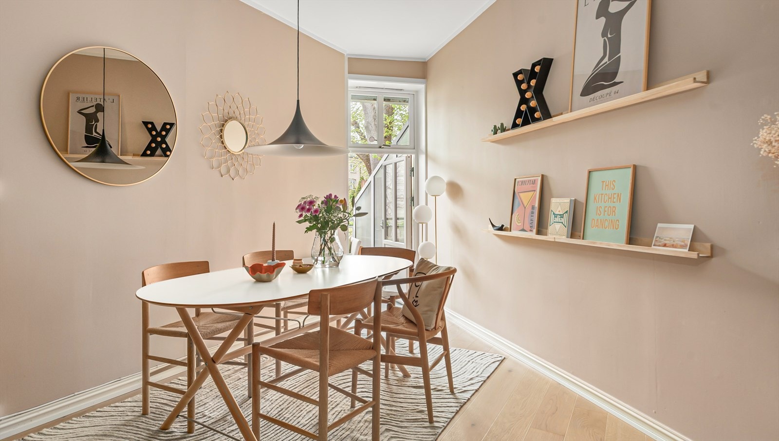 Fra kjøkken er det utgang til den hyggelige balkongen som vender inn mot rolig bakgård Galleribilde