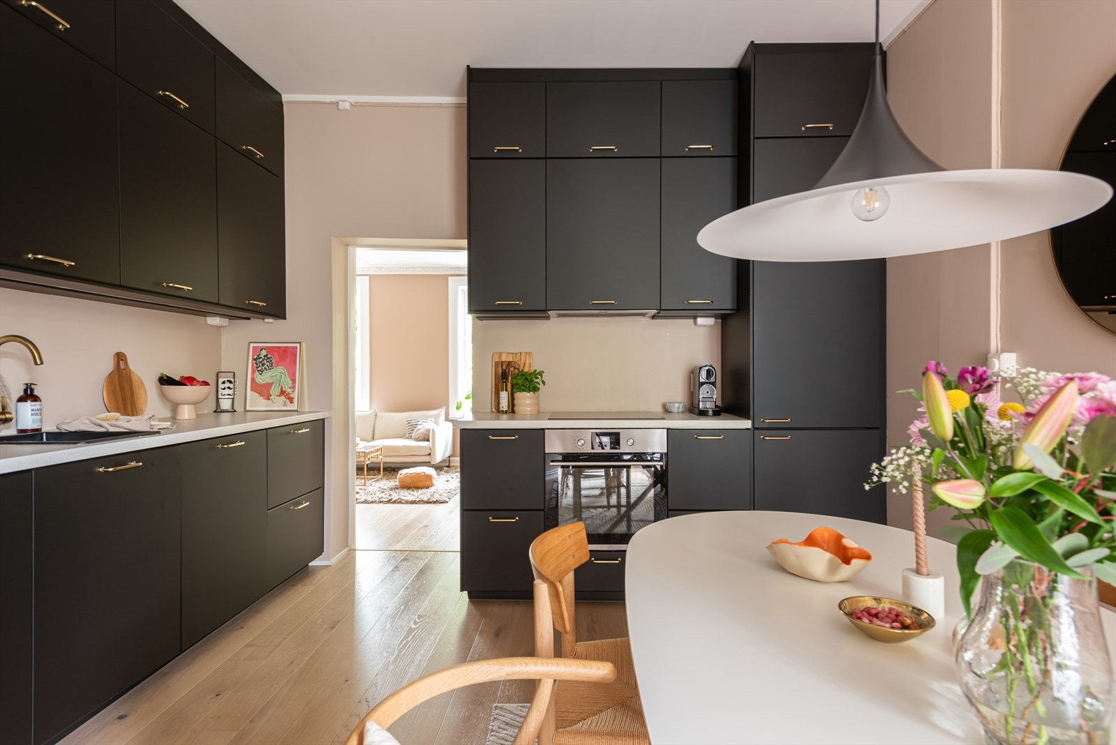 De mørke frontene gir også et elegant og moderene preg Galleribilde