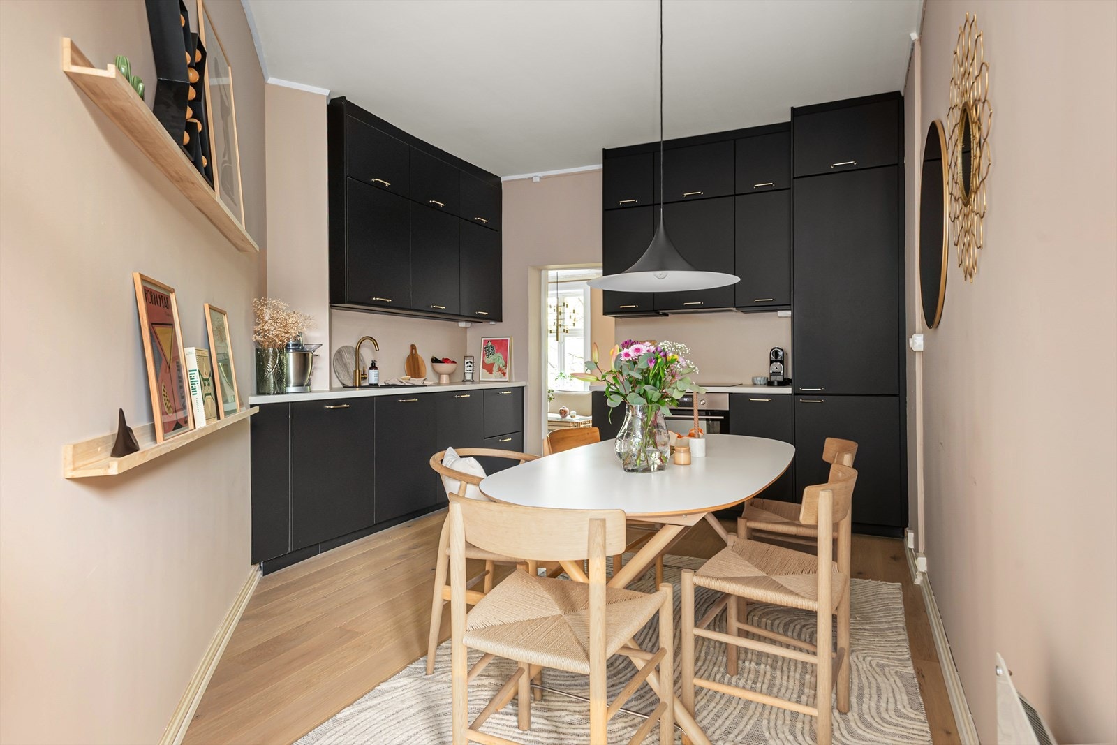 God plass til 6-8 stk rundt bordet på kjøkkenet, så her kan man samle både familie og venner Galleribilde