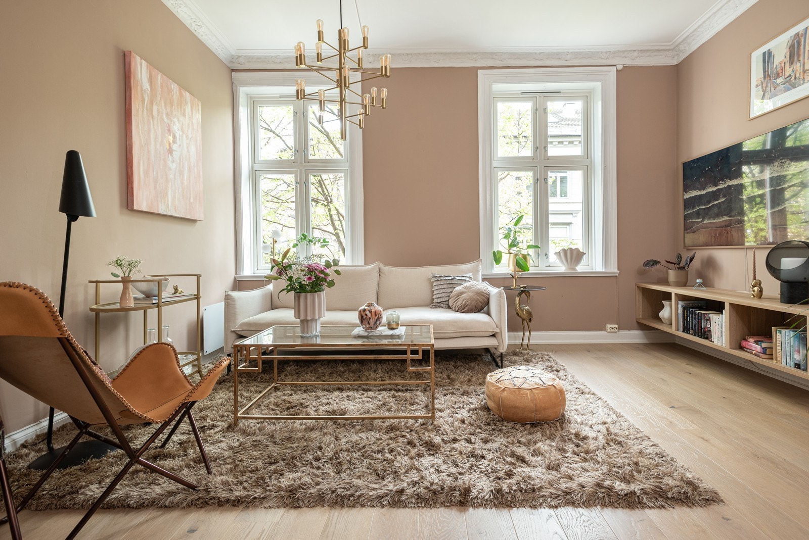 Leiligheten er lys og luftig med store vindusflater fra 2019 som slipper inn rikelig med naturlig lys. Grønt og frodig utsyn Galleribilde