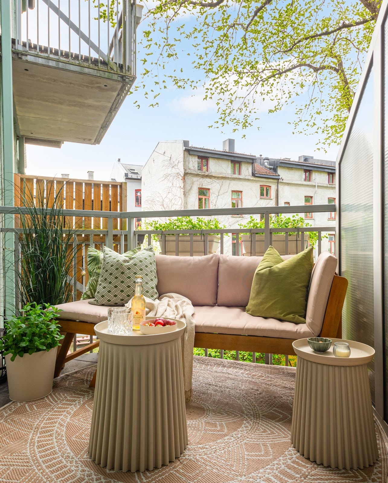 Solrik balkong med ettermiddagssol som vender inn mot rolig bakgård. Her kan man nyte lange sommerdager. Sol fra ca kl 16 til 19:30 på sommeren Galleribilde