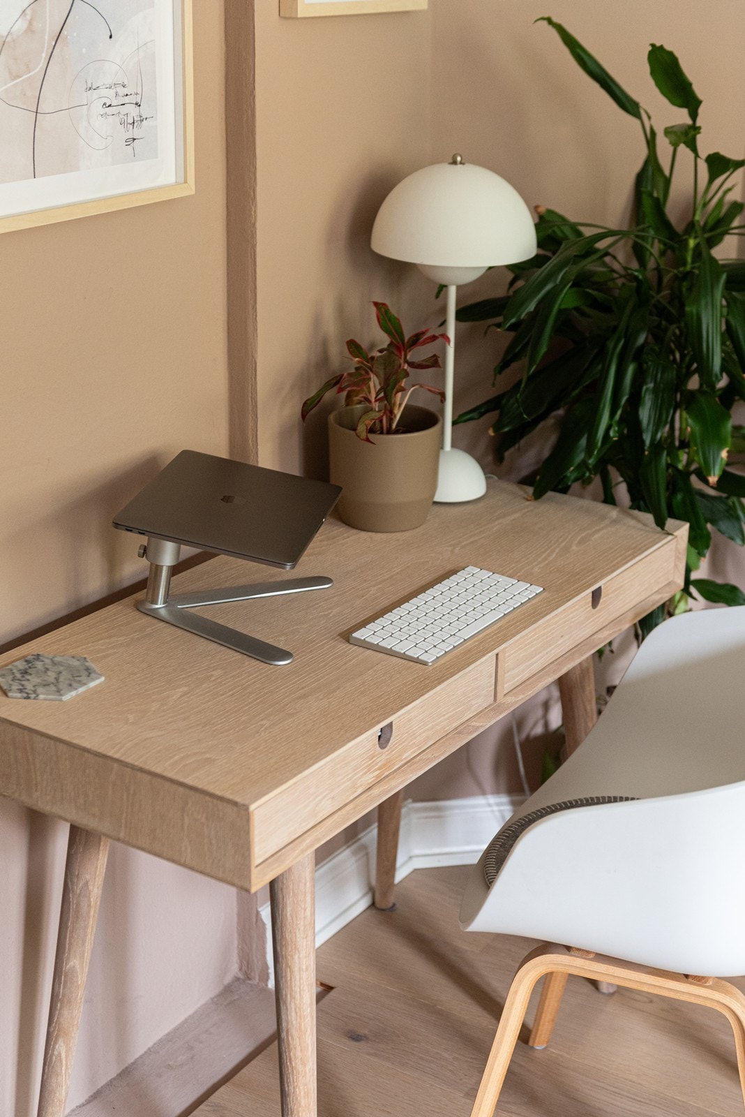 Hyggelig liten lesekrok ved peisen Galleribilde