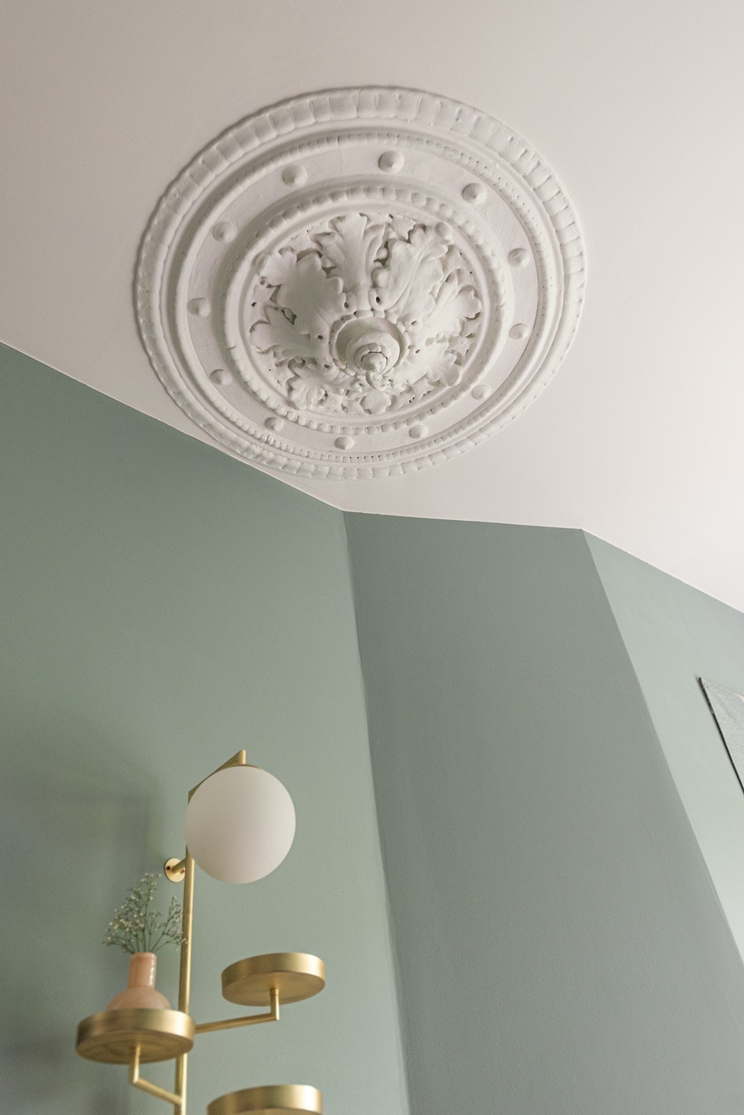 Takrosett - elegante detaljer som tilfører rommet klassisk sjarm og karakter Galleribilde