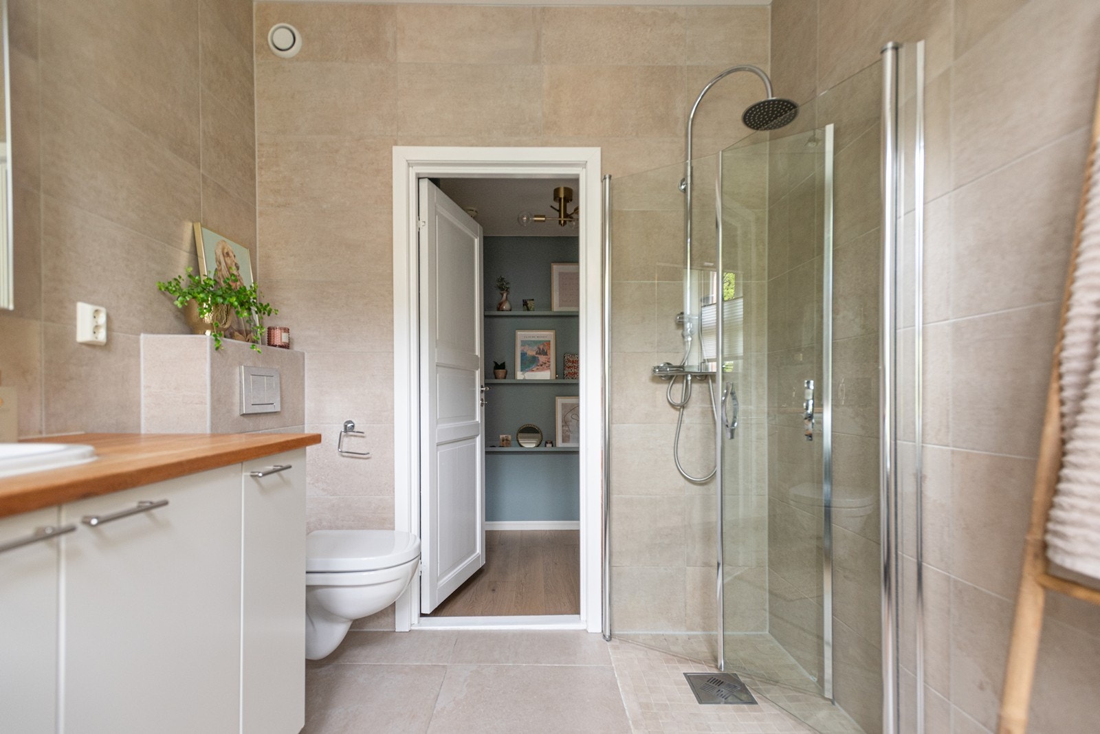 På badet er det valgt store, eksklusive fliser, innfellbare dusjdører, og utstyr fra kvalitetsleverandører som Geberit, Villeroy & Boch og Grohe Galleribilde