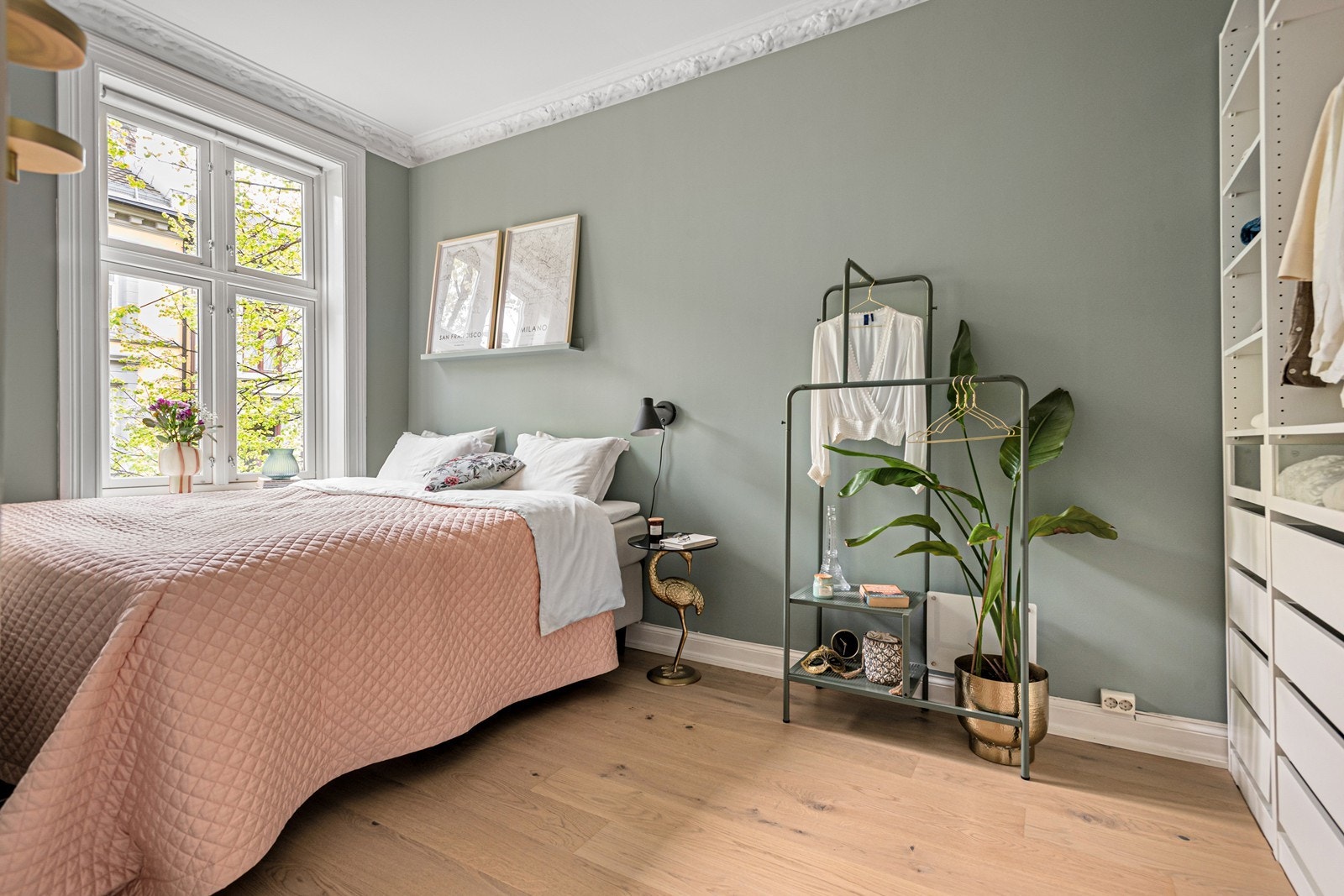 Romslig hovedsoverom med god plass til dobbeltseng med nattbord på begge sider, samt godt med skapplass Galleribilde