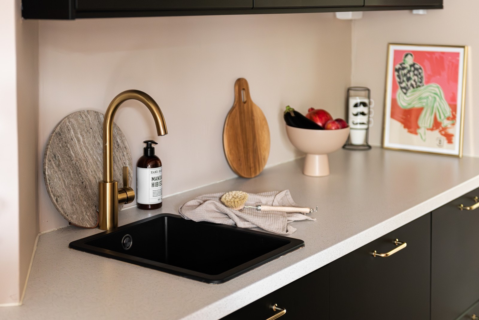 Kjøkkenet er meget funksjonelt med godt av skap -og benkeplass. Det er integrert kjøl/fryseskap, stekovn, platetopp og oppvaskmaskin Galleribilde