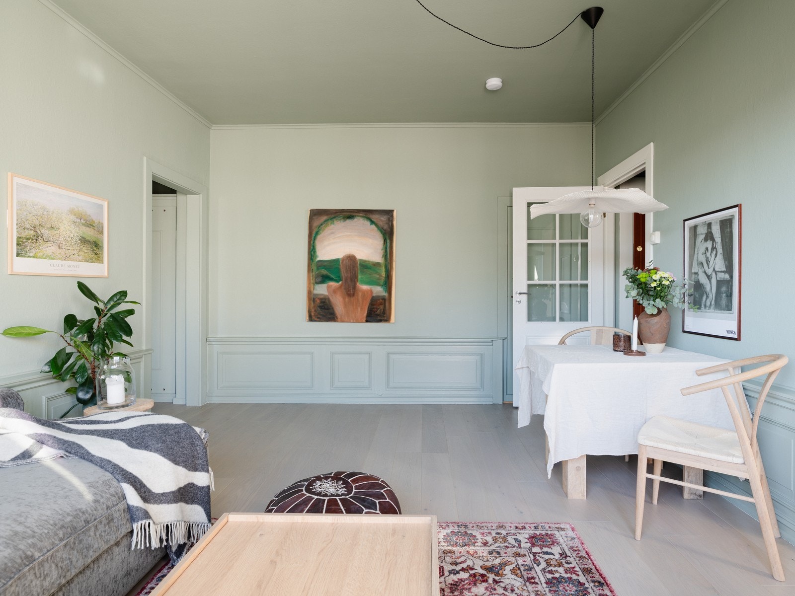 Eiketregulv og gjennomgående moderne uttrykk. Galleribilde