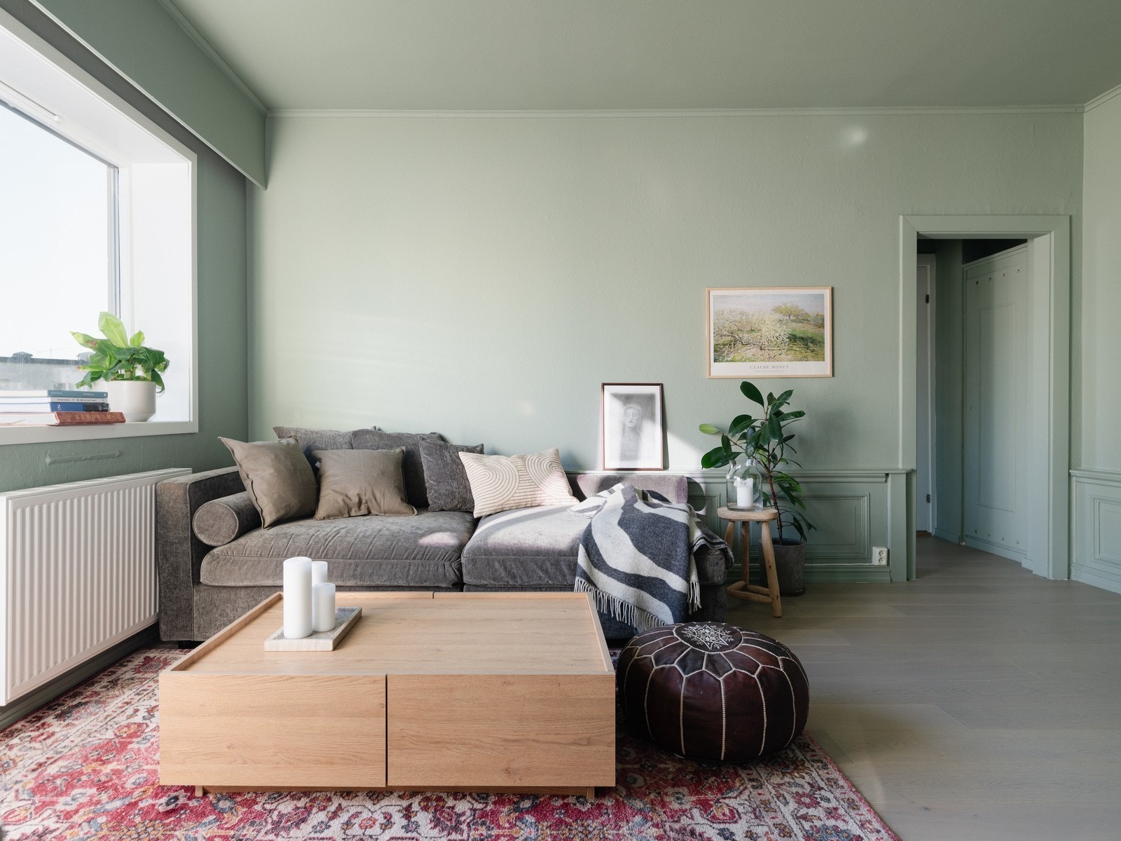 Romslig stue med god takhøyde og behagelig atmosfære. Galleribilde