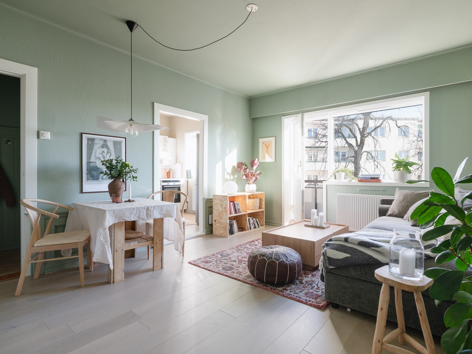 Lys og luftig stue med store vinduer og gode møbleringsmuligheter. Galleribilde