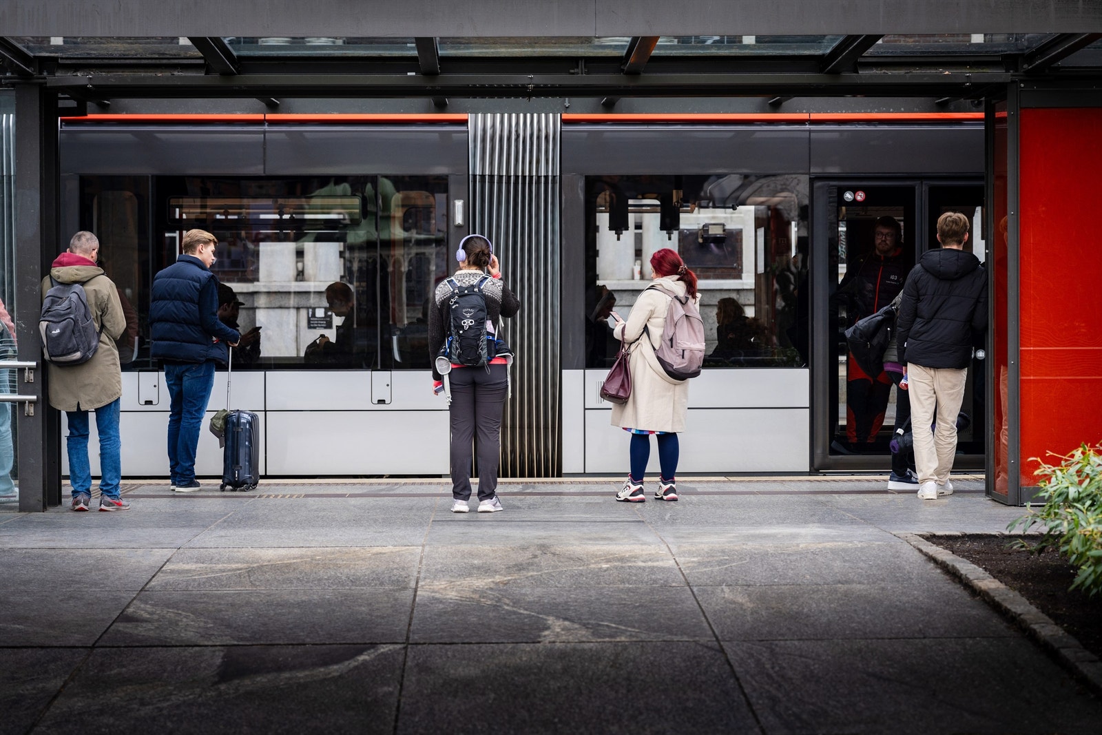 Det er kun ett par minutters gange til nærmeste bussholdeplass, og ca. 10 minutter til bybanestoppet, Sandslivegen Galleribilde
