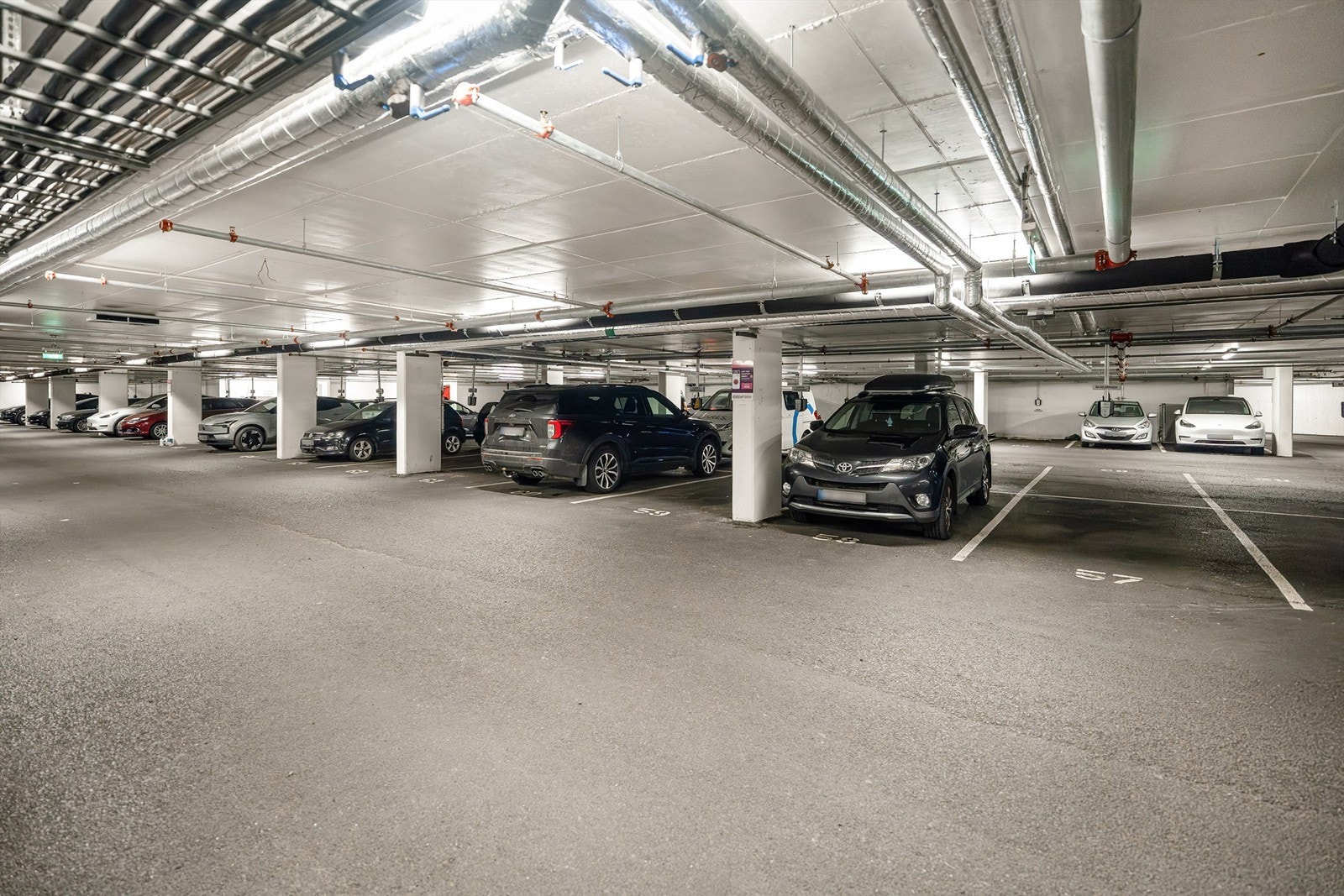 Det følger ikke med garasje eller parkeringsplass til leiligheten, men det er mulig å leie eller kjøpe garasjeplass når det er ledig. Galleribilde