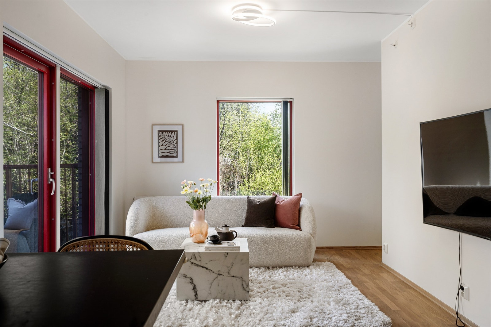 Bak sofaen er det montert radiator tilkoblet varmesentral, og det er også felles varmtvann Galleribilde