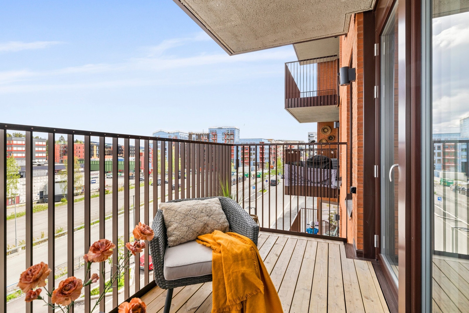 Fra stuen er det utgang til balkong på 7 m² med god plass til utemøbler, planter og grill. Galleribilde