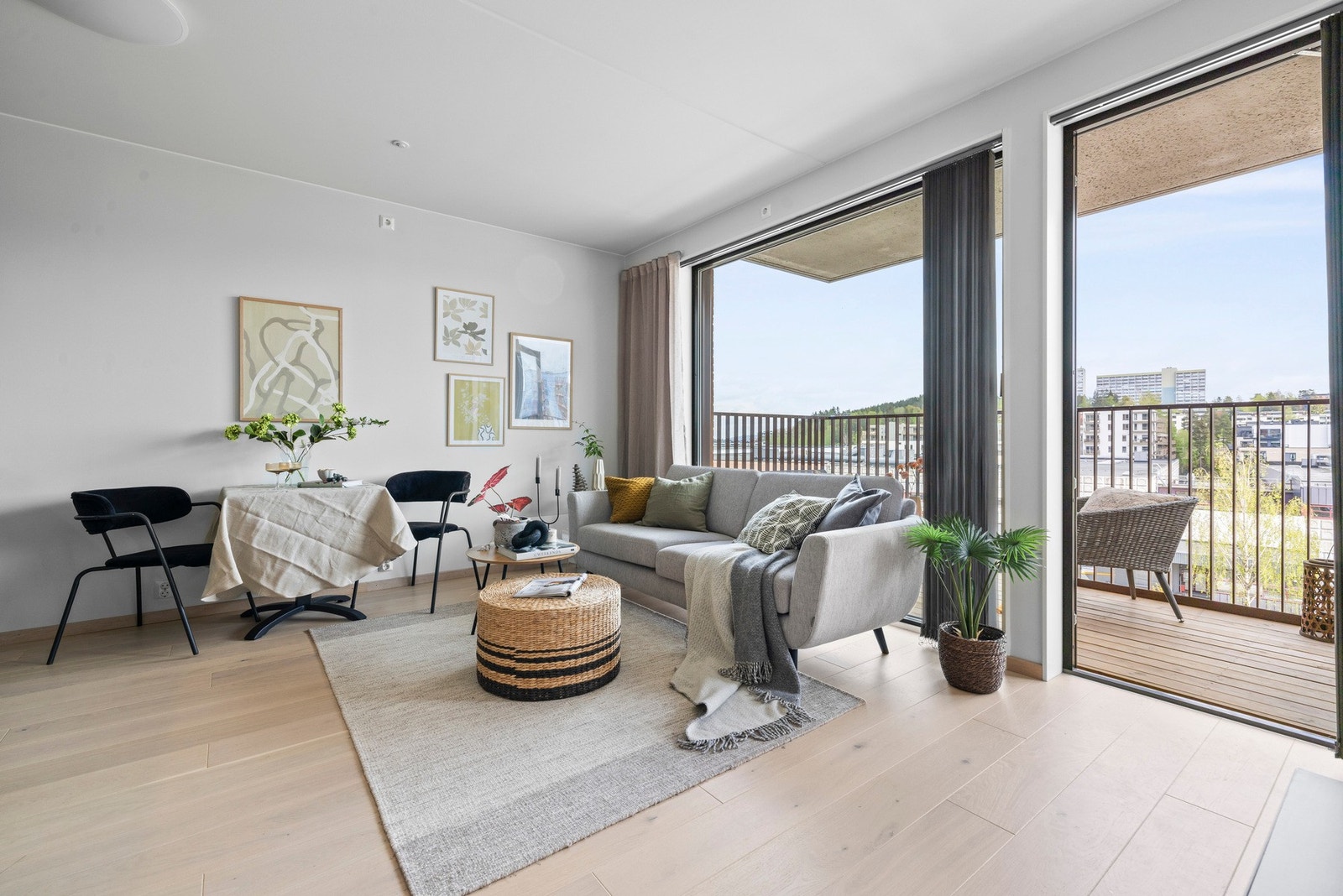 Stue med plass til sofa- og spisegruppe, samt utgang til balkong. Galleribilde