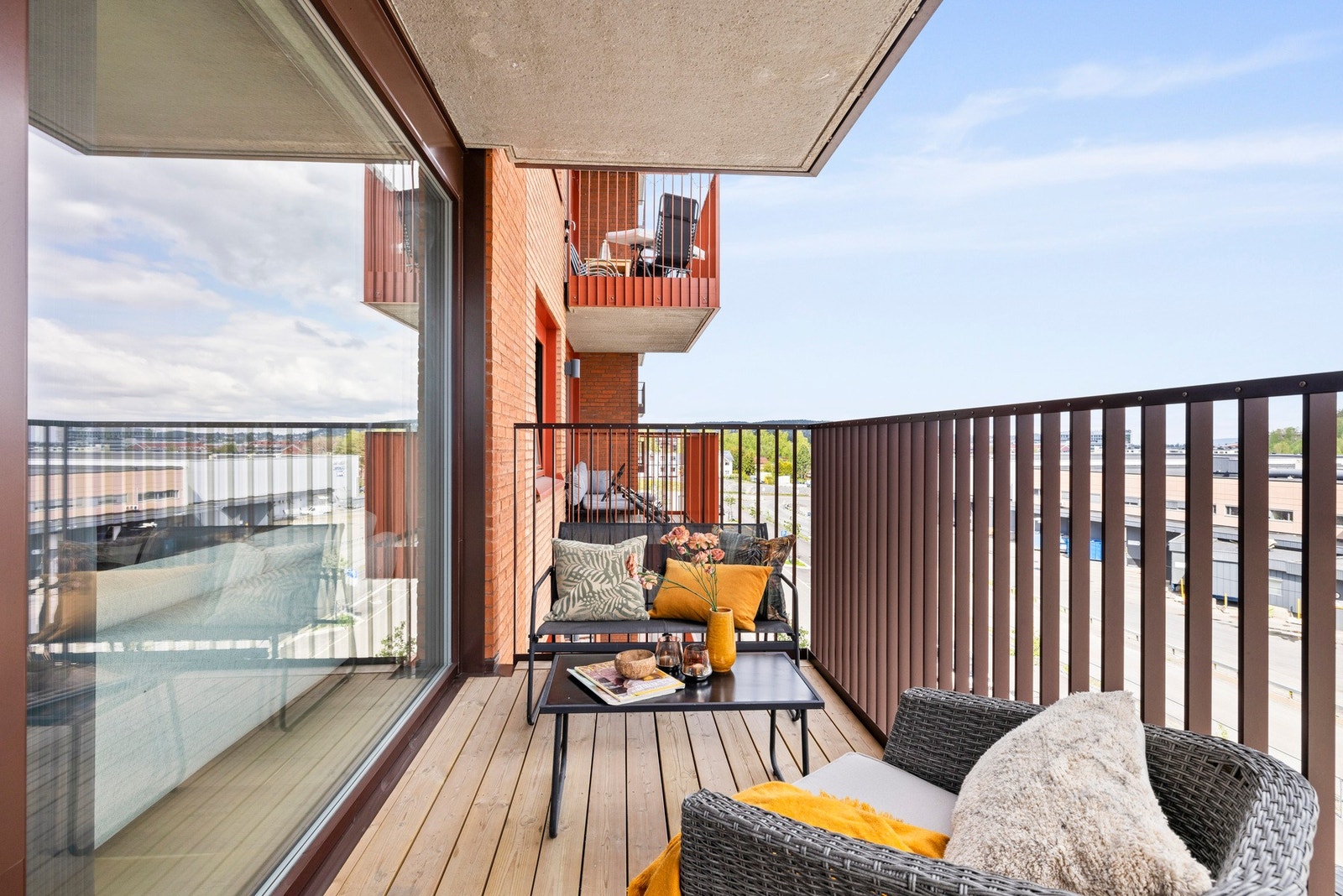 Fra stuen er det utgang til balkong på 7 m² med god plass til utemøbler, planter og grill. Galleribilde