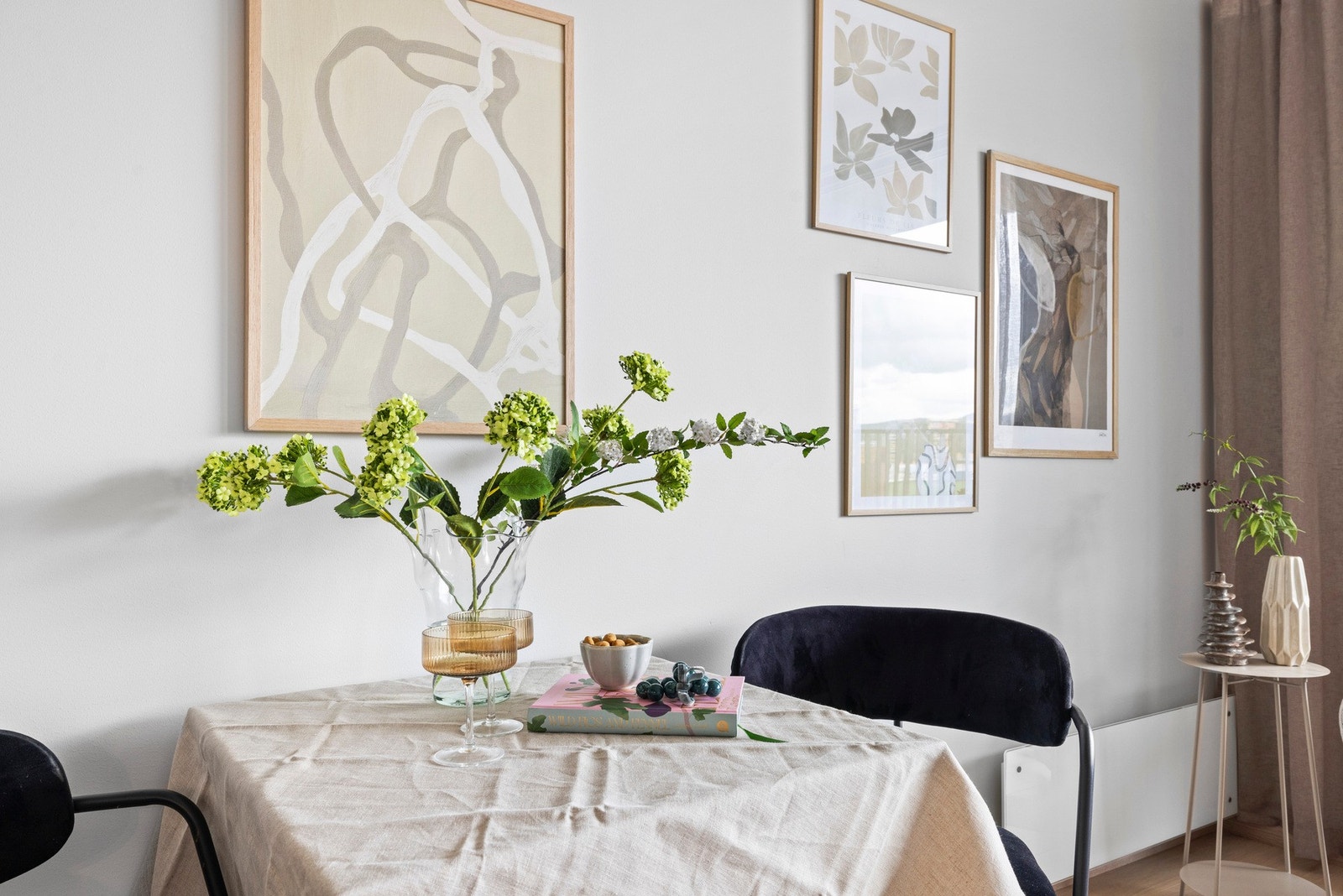 Plass til spisegruppe i stuen. Galleribilde