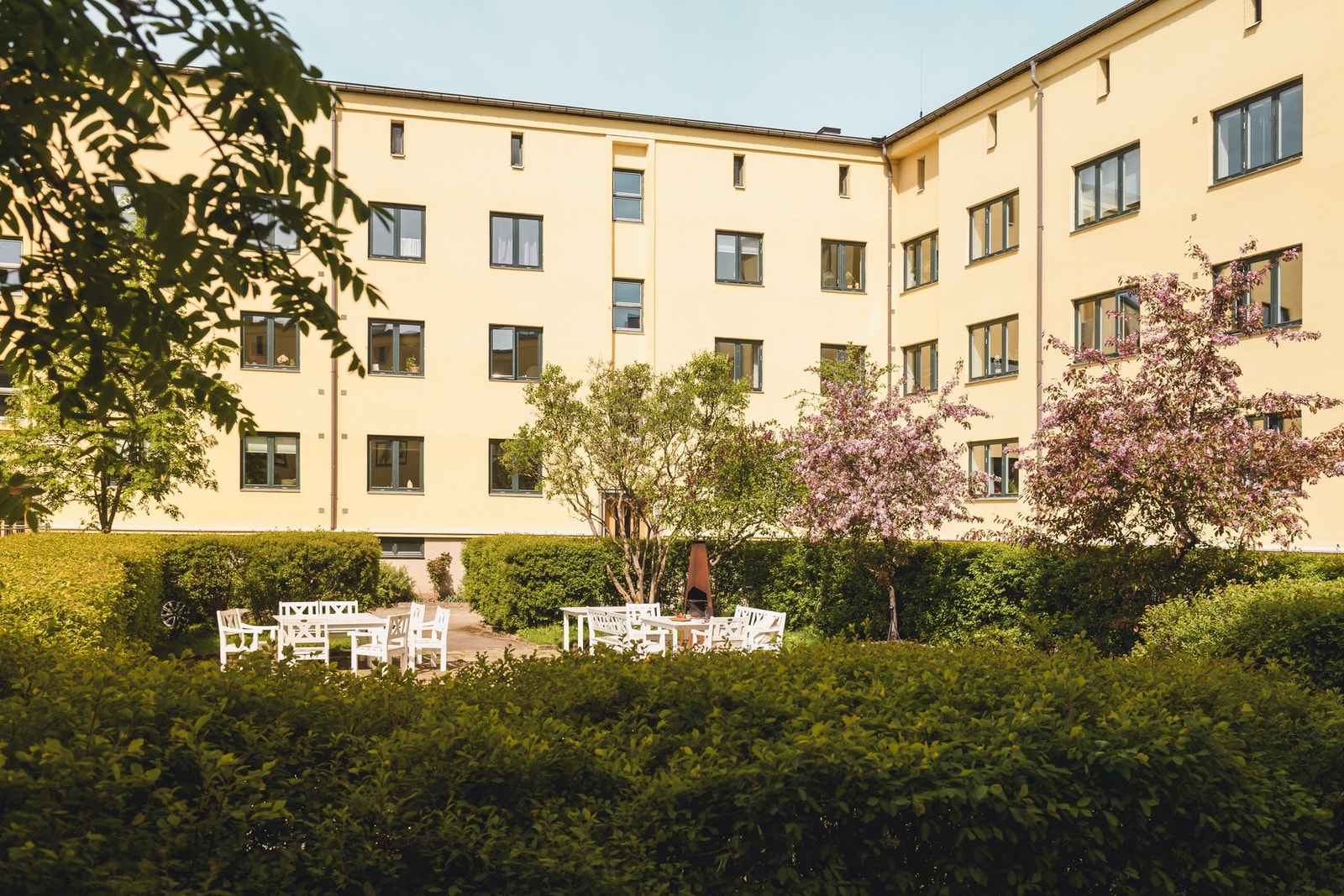 Leiligheten ligger i en klassisk bygård fra 1934 med pusset fasade, betongdekker og støpt trapperom Galleribilde