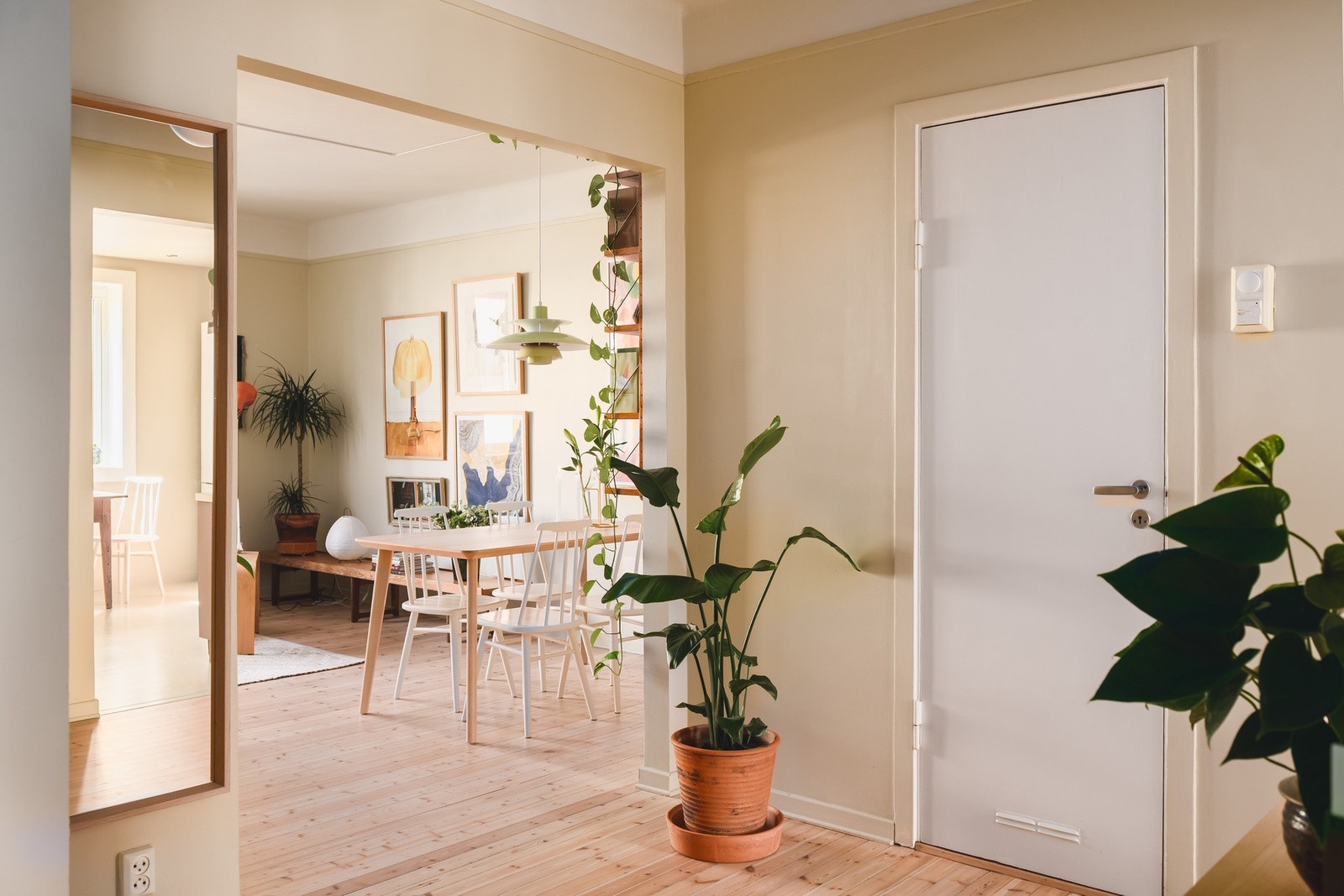 Entréen er romslig utformet med god plass til av- og påkledning. Galleribilde