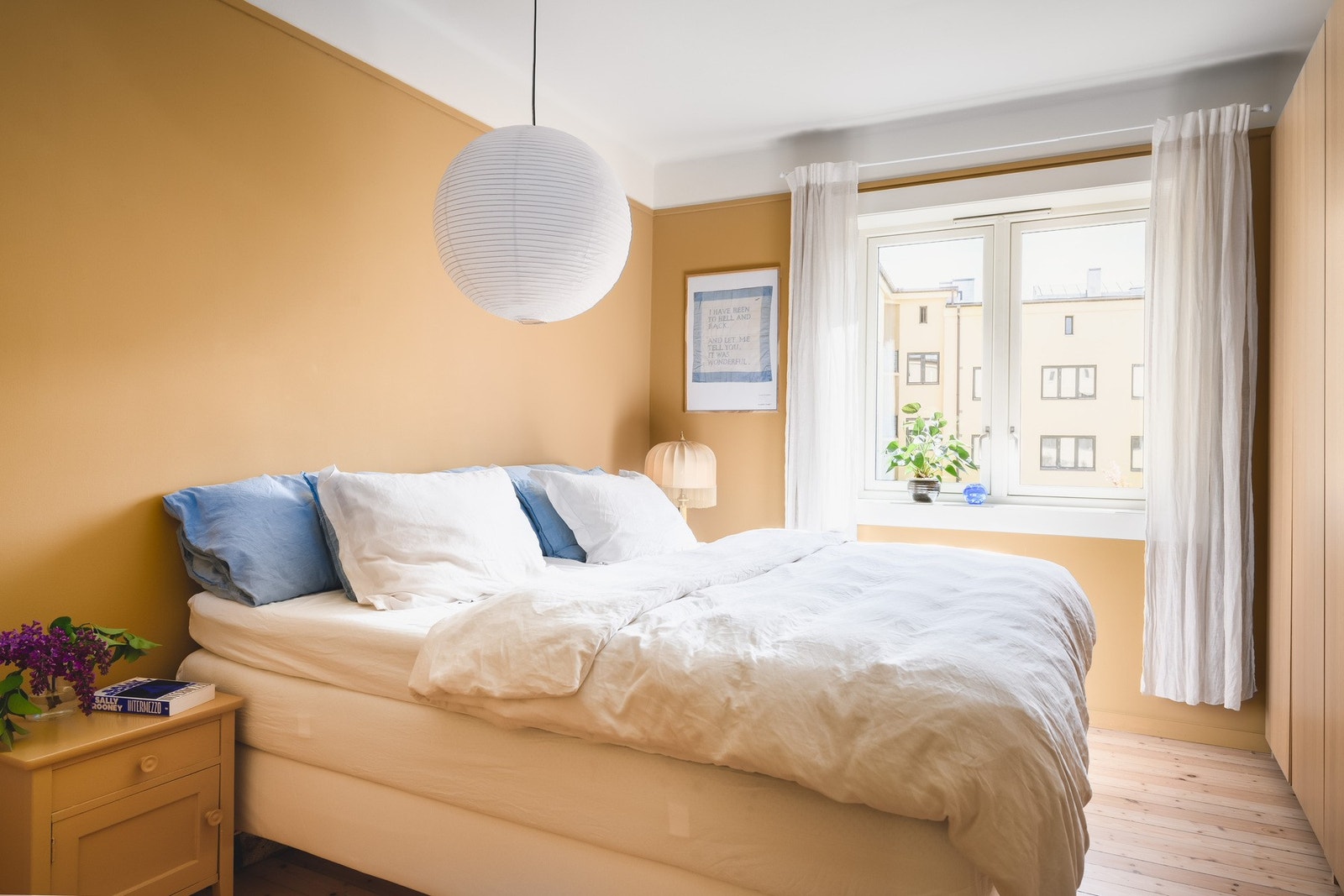 Soverommet er romslig med god plass til dobbelseng og tilhørende soveromsmøblement. Galleribilde