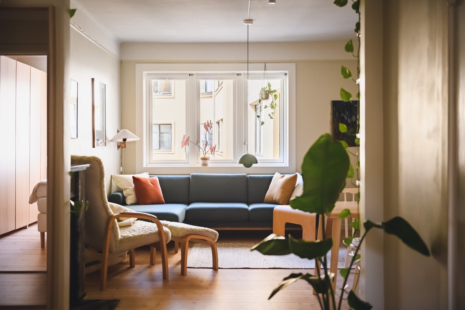 Store vindusflater mot sørvest, gir rikelig med solinnslipp og naturlig belysning. Galleribilde