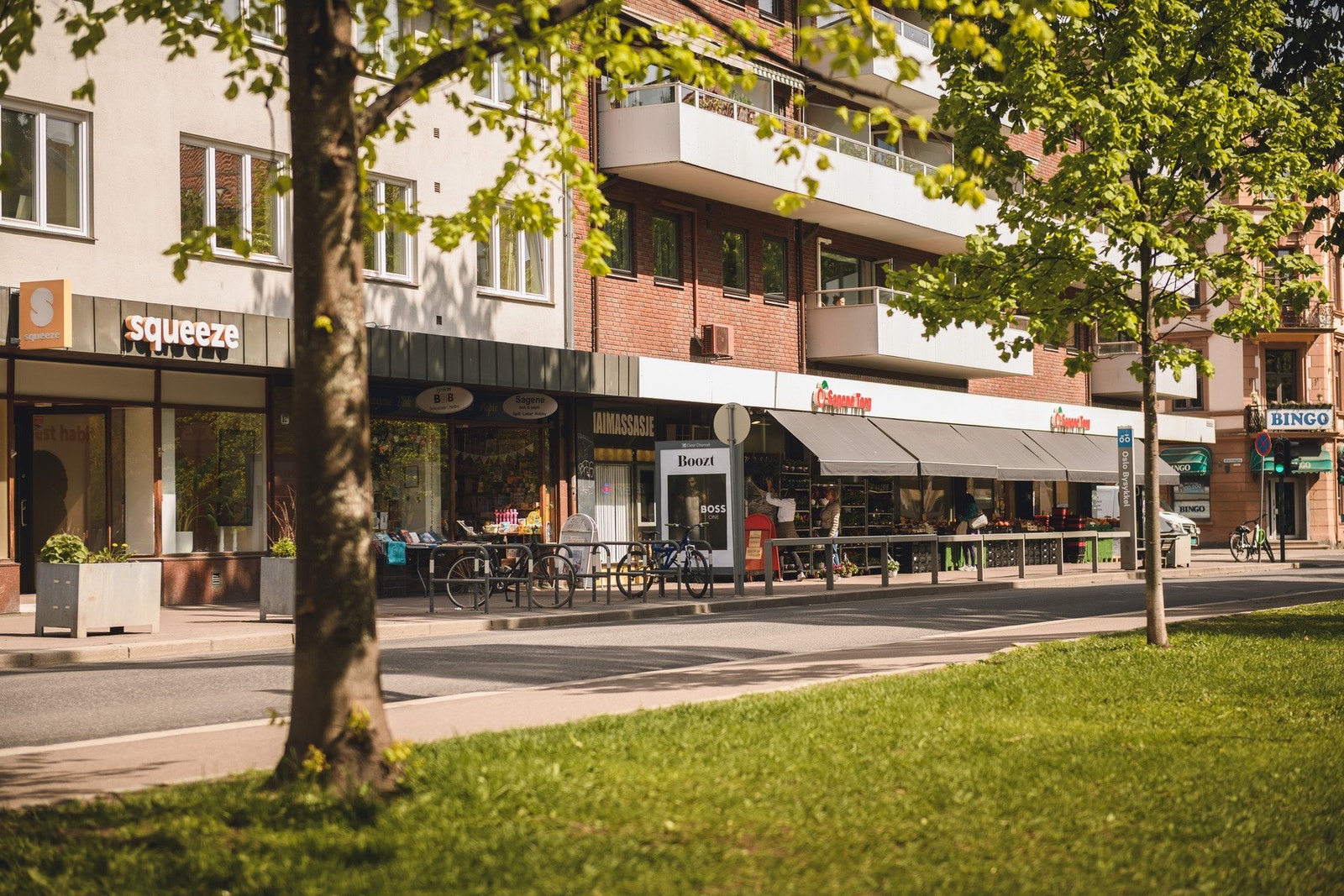 Området byr på et bredt utvalg av dagligvarebutikker, kafeer, restauranter og spesialforretninger, samt parker og hyggelige grøntarealer. Galleribilde