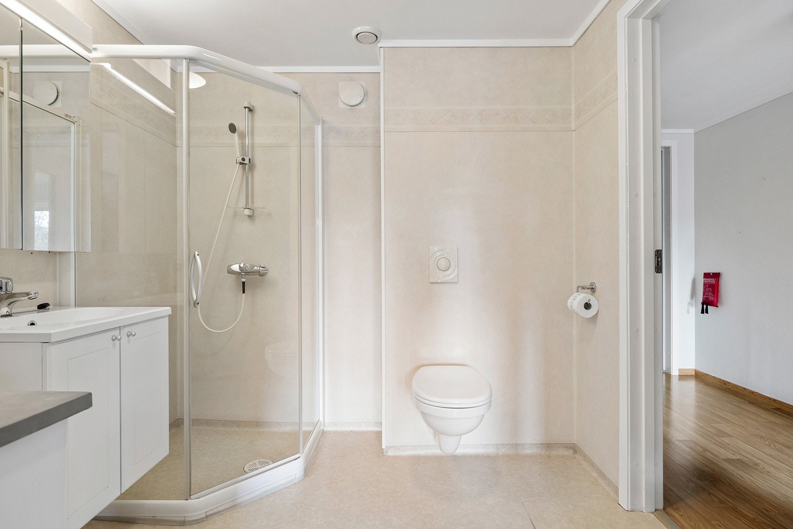 Bad/wc med adkomst både fra gang og soverom Galleribilde