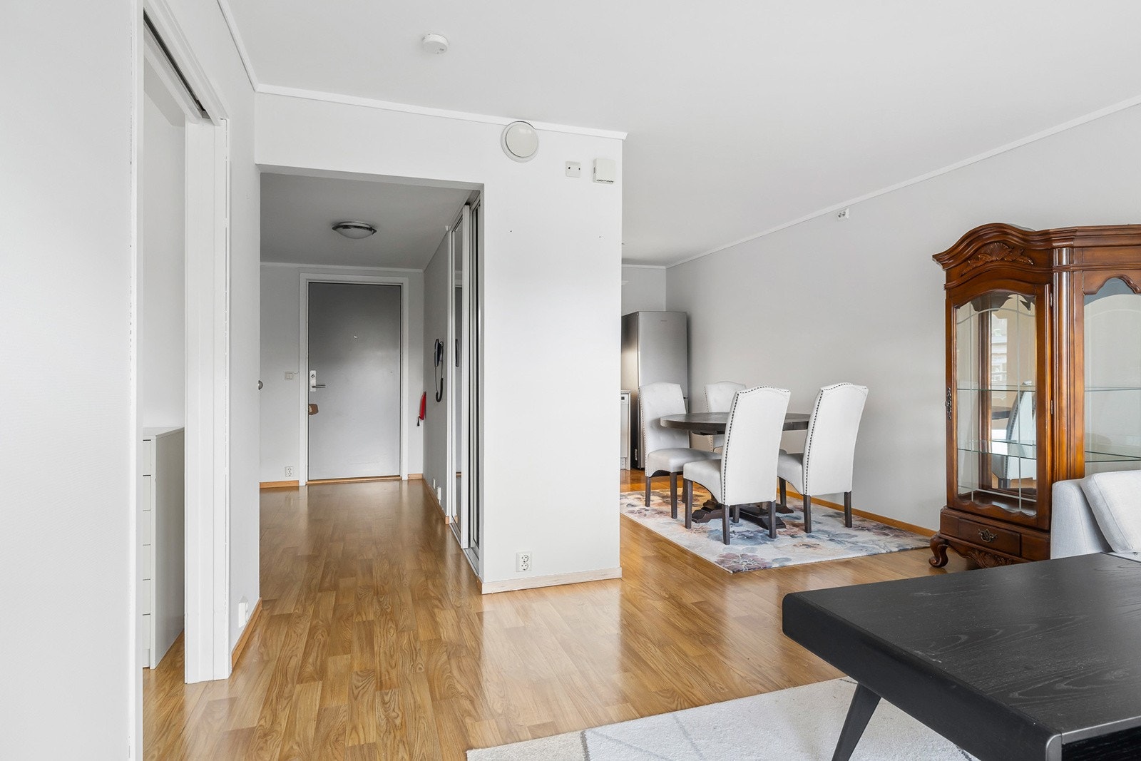 Stue med plass til både sofagruppe og en liten spisestue. Kjøkken i åpen løsning til stuen Galleribilde