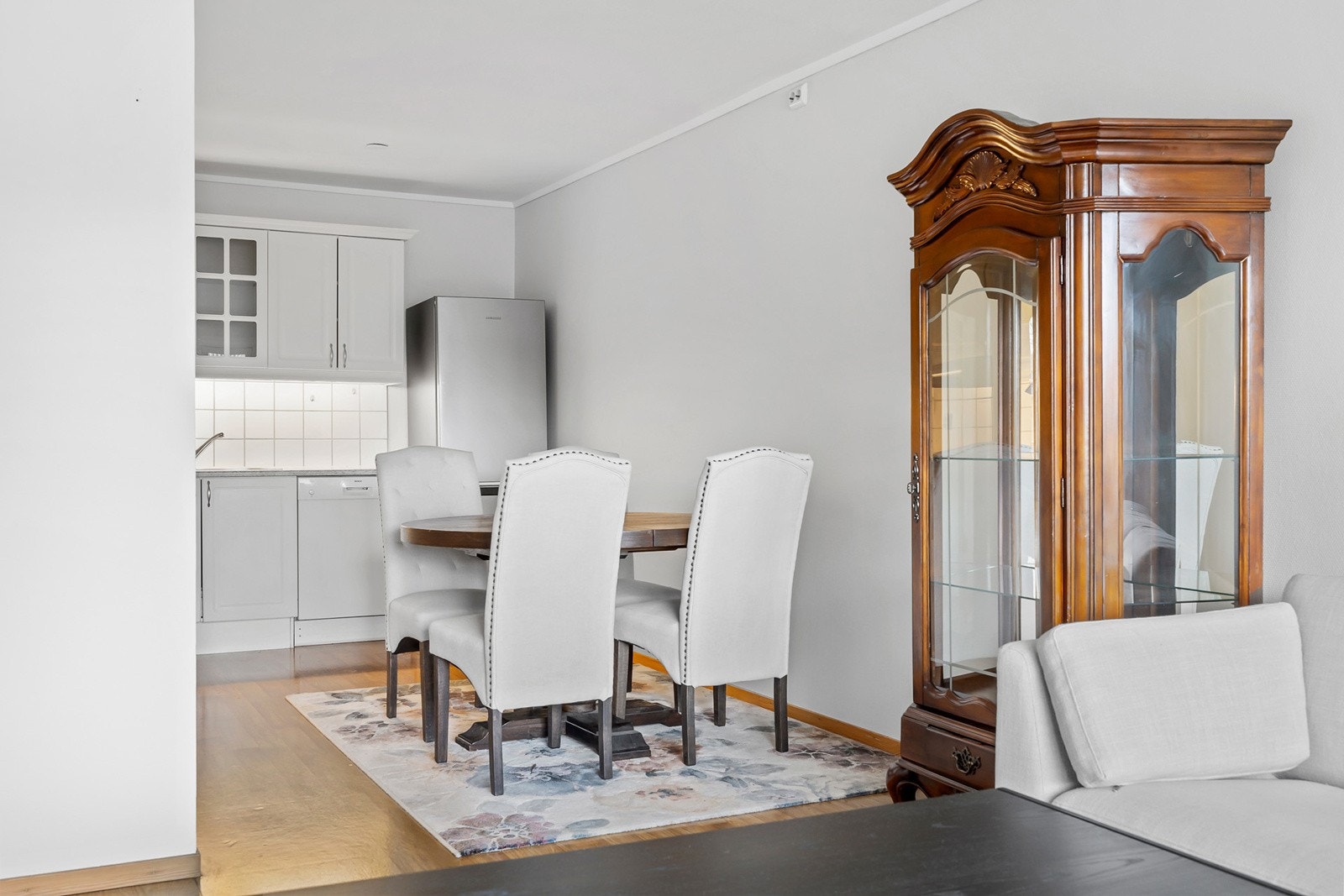 Stue med åpen kjøkkenløsning Galleribilde