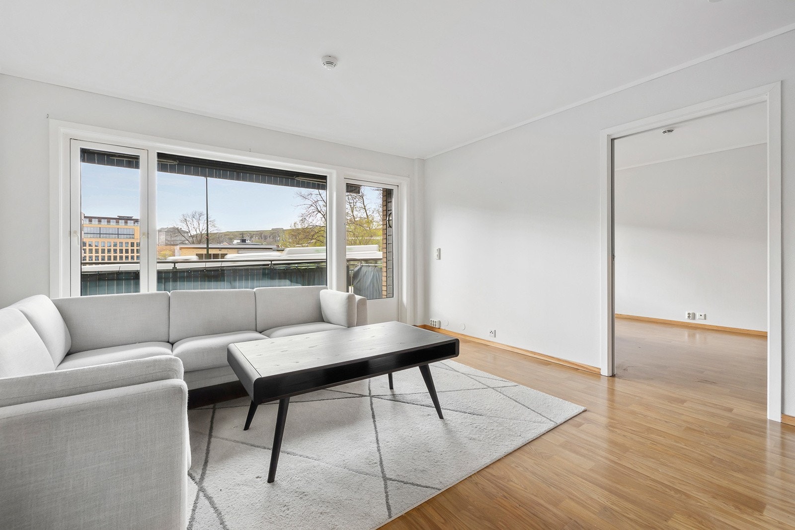 Lys stue med utgang til balkong vendt mot Slottsfjellet Galleribilde