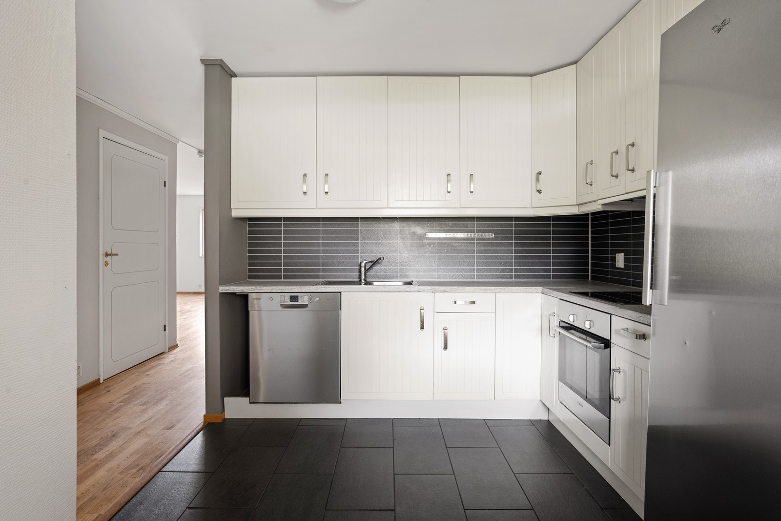 Innholdsrikt kjøkken med innredning fra 2012 Galleribilde