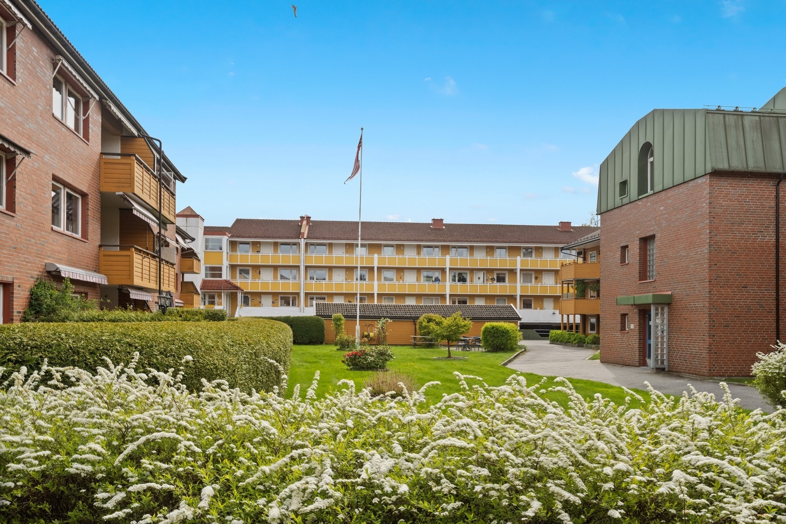 Hyggelige, pent opparbeidede fellesarealer rundt bebyggelsen Galleribilde