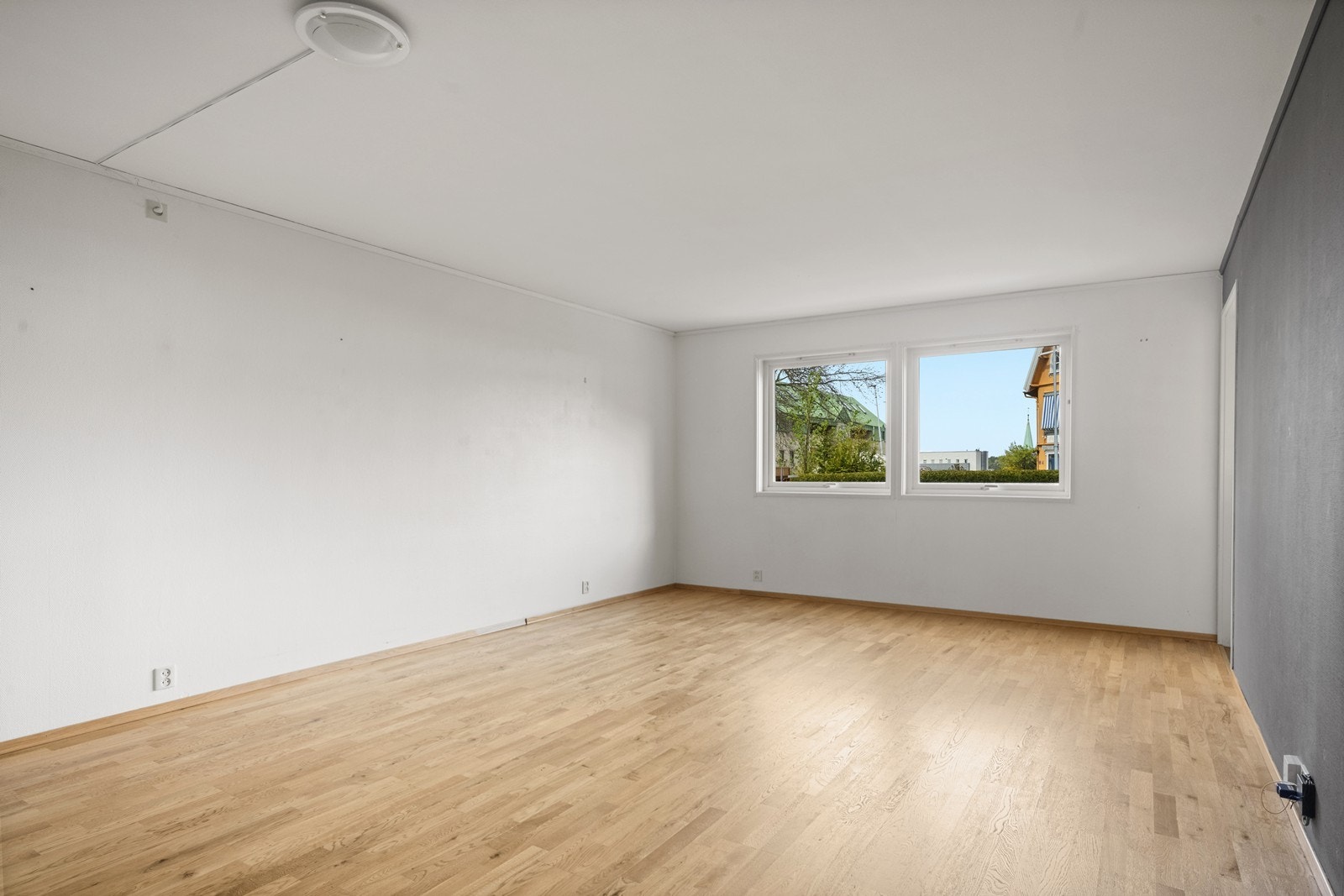 Luftig stue som kan innredes med både salong og spisemøblement. Galleribilde