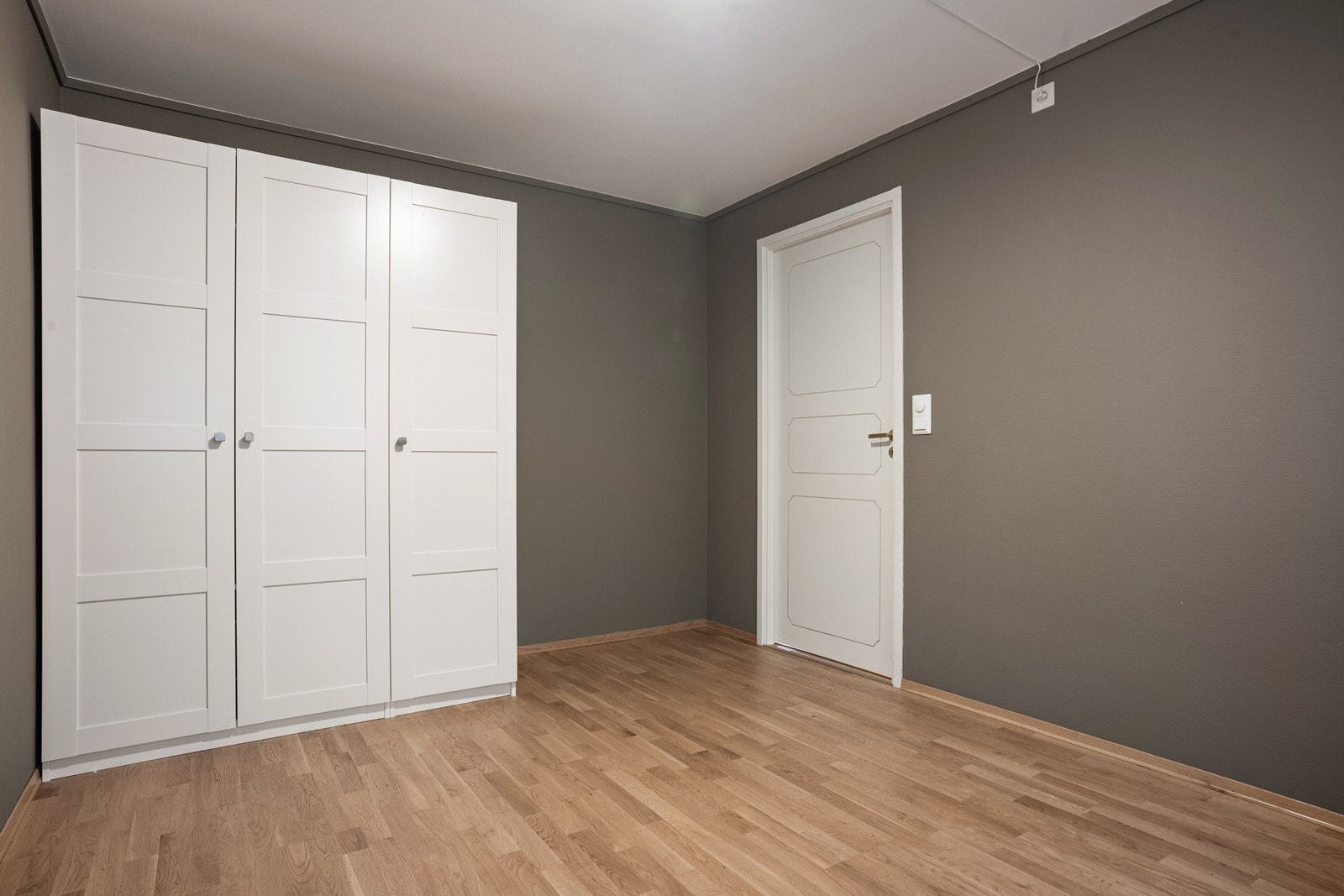 På begge soverommene er det garderobeløsning med god lagringsplass Galleribilde