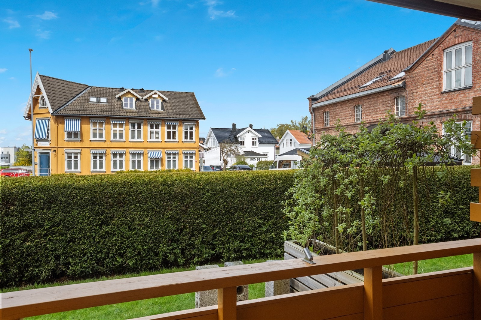 Leiligheten ligger i et meget veletablert boligområde på Skarmyra i Moss kommune, med gangavstand til sentrum og alle byens fasiliteter. Nærmeste nabo til Høienhald Bad med varmtvannsbasseng og Det Gule Huset med ulike aktører innen helse og velvære. Galleribilde