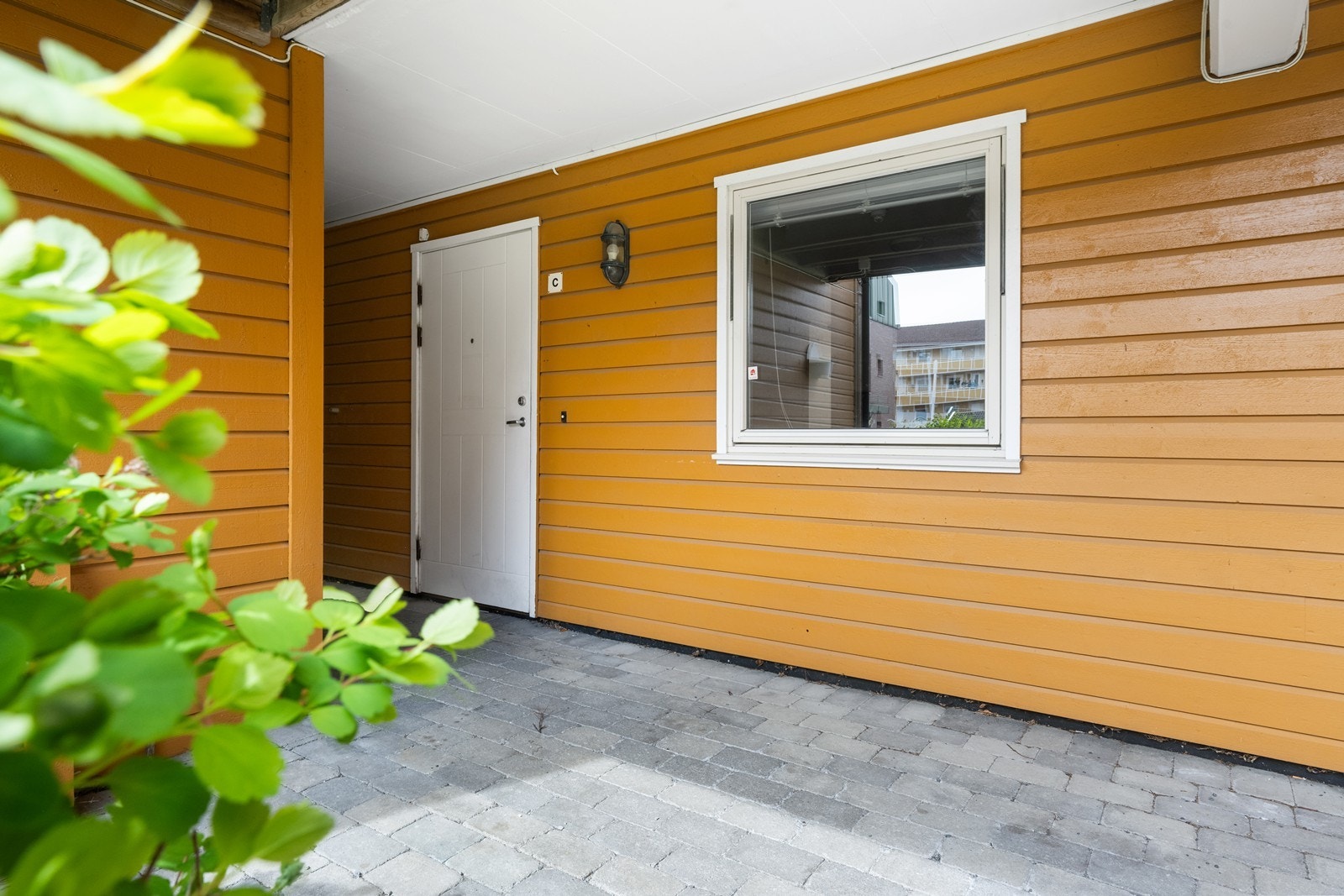 3-roms selveierleilighet med trappefri adkomst. Her er det også plass til en sittegruppe i morgensolen. Galleribilde